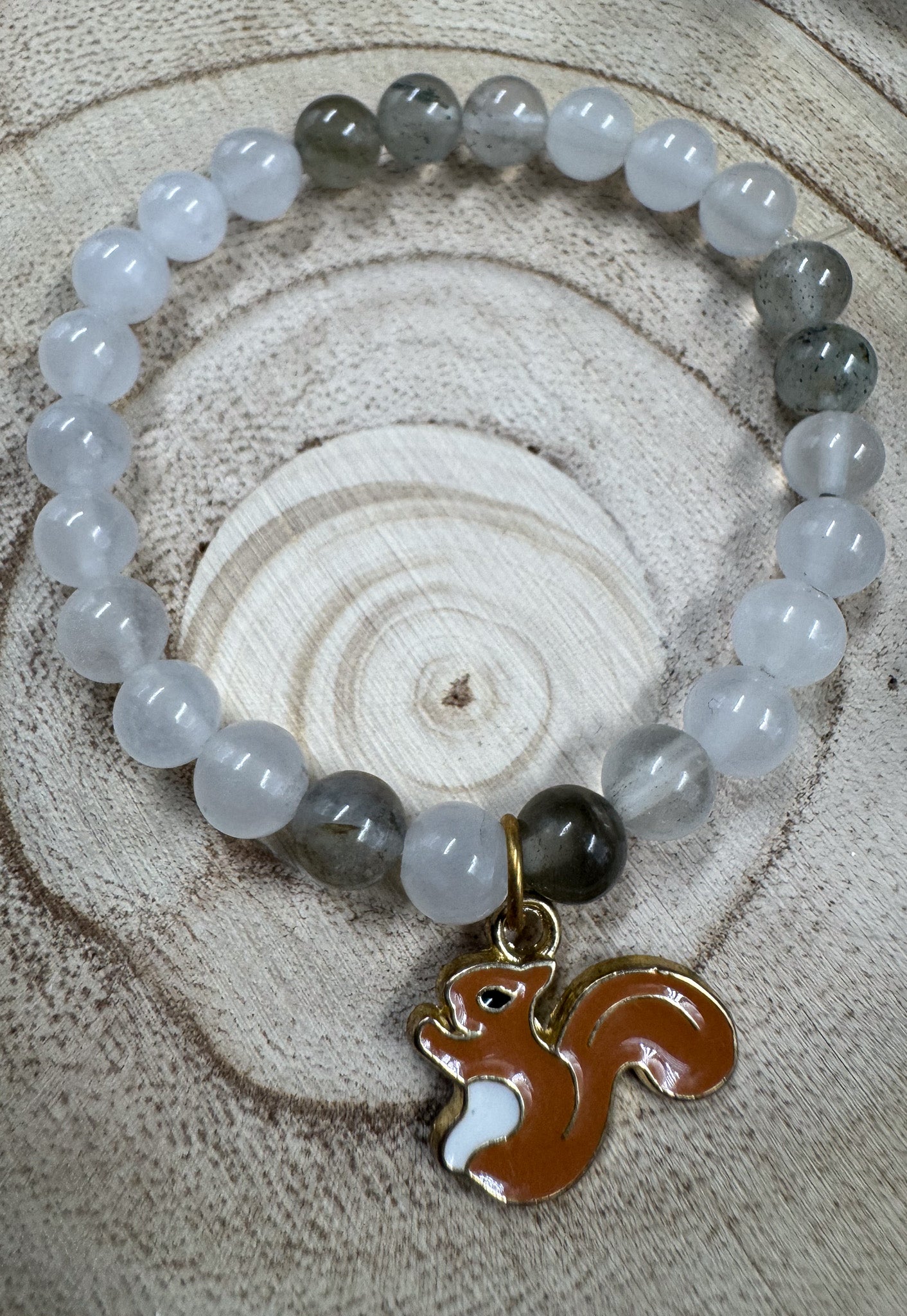 Bracelet de pierres semi-précieuses avec breloque d'écureuil brun pâle