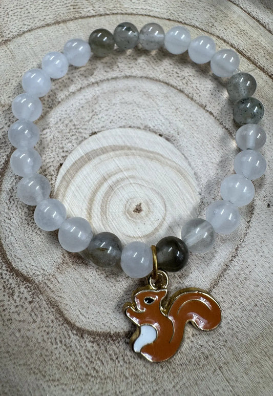 Bracelet de pierres semi-précieuses avec breloque d'écureuil brun pâle Boutique Poilue & Co.