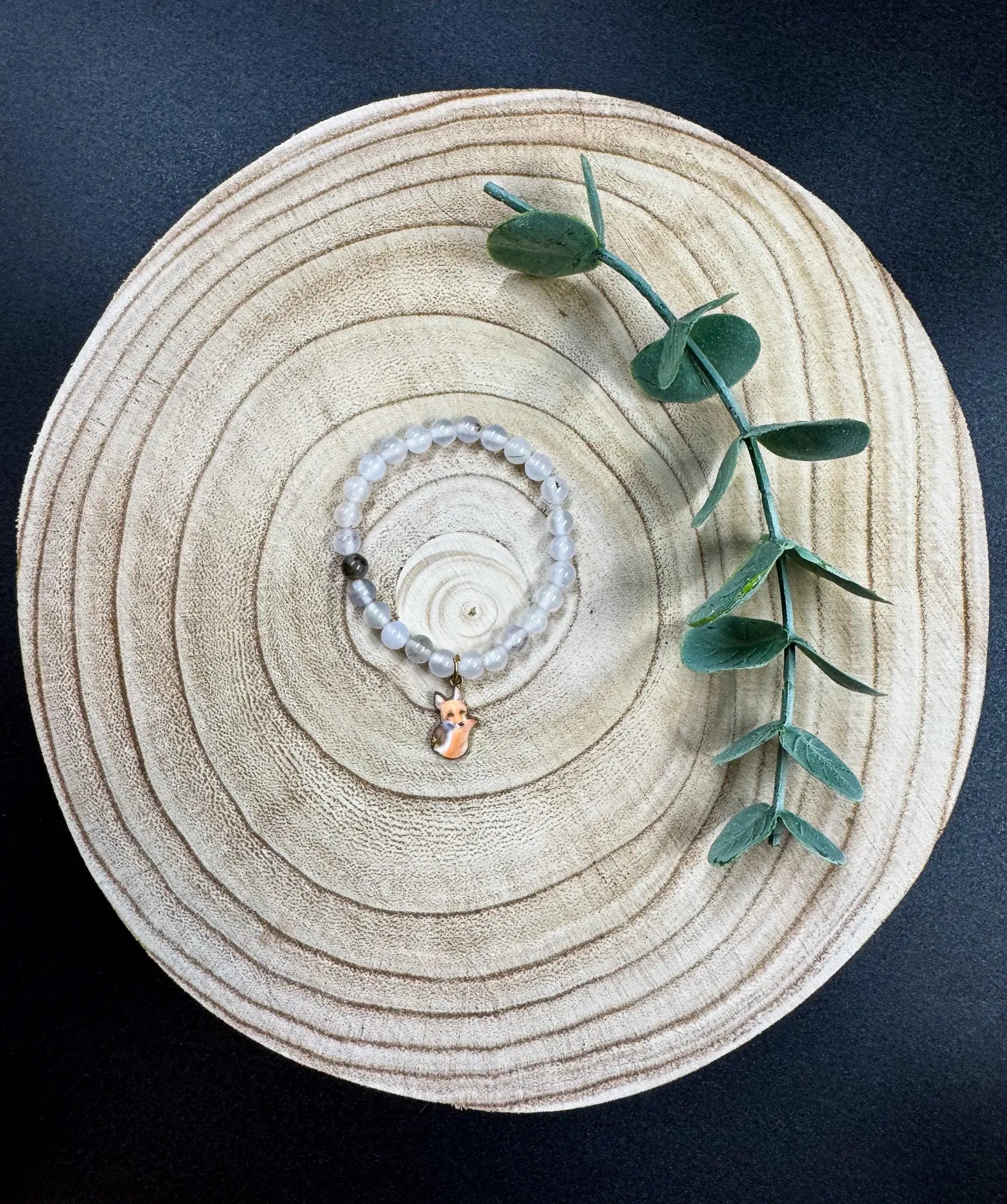 Bracelet de pierres semi-précieuses avec breloque de renard orangé Boutique Poilue & Co.