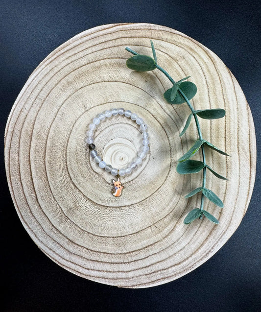 Bracelet de pierres semi-précieuses avec breloque de renard orangé Boutique Poilue & Co.