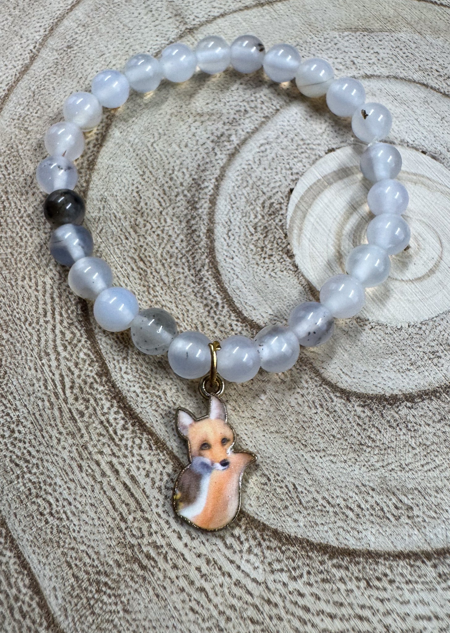 Bracelet de pierres semi-précieuses avec breloque de renard orangé