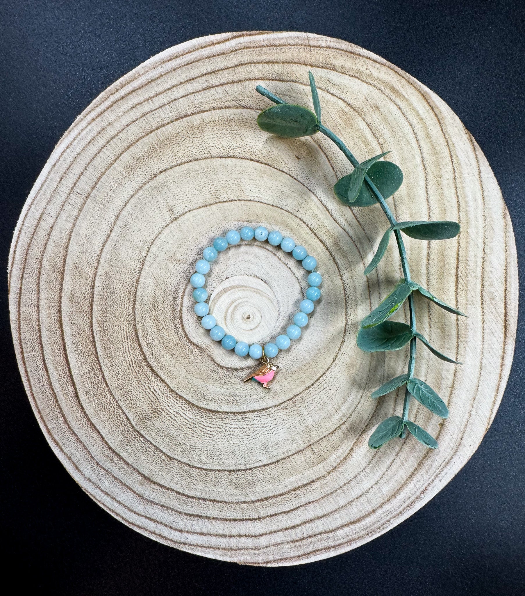 Bracelet de pierres semi-précieuses avec breloque d'oiseau rose, or, turquoise et blanc