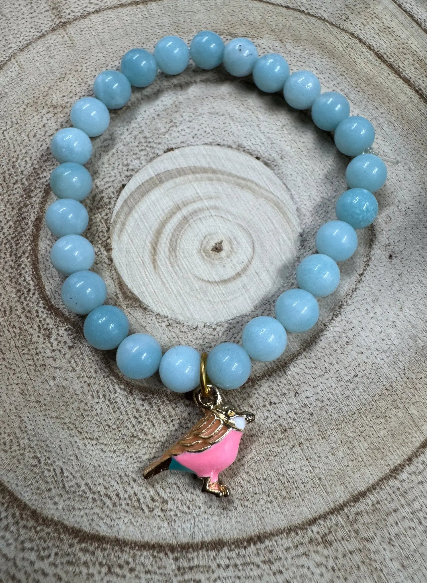Bracelet de pierres semi-précieuses avec breloque d'oiseau rose, or, turquoise et blanc Boutique Poilue & Co.