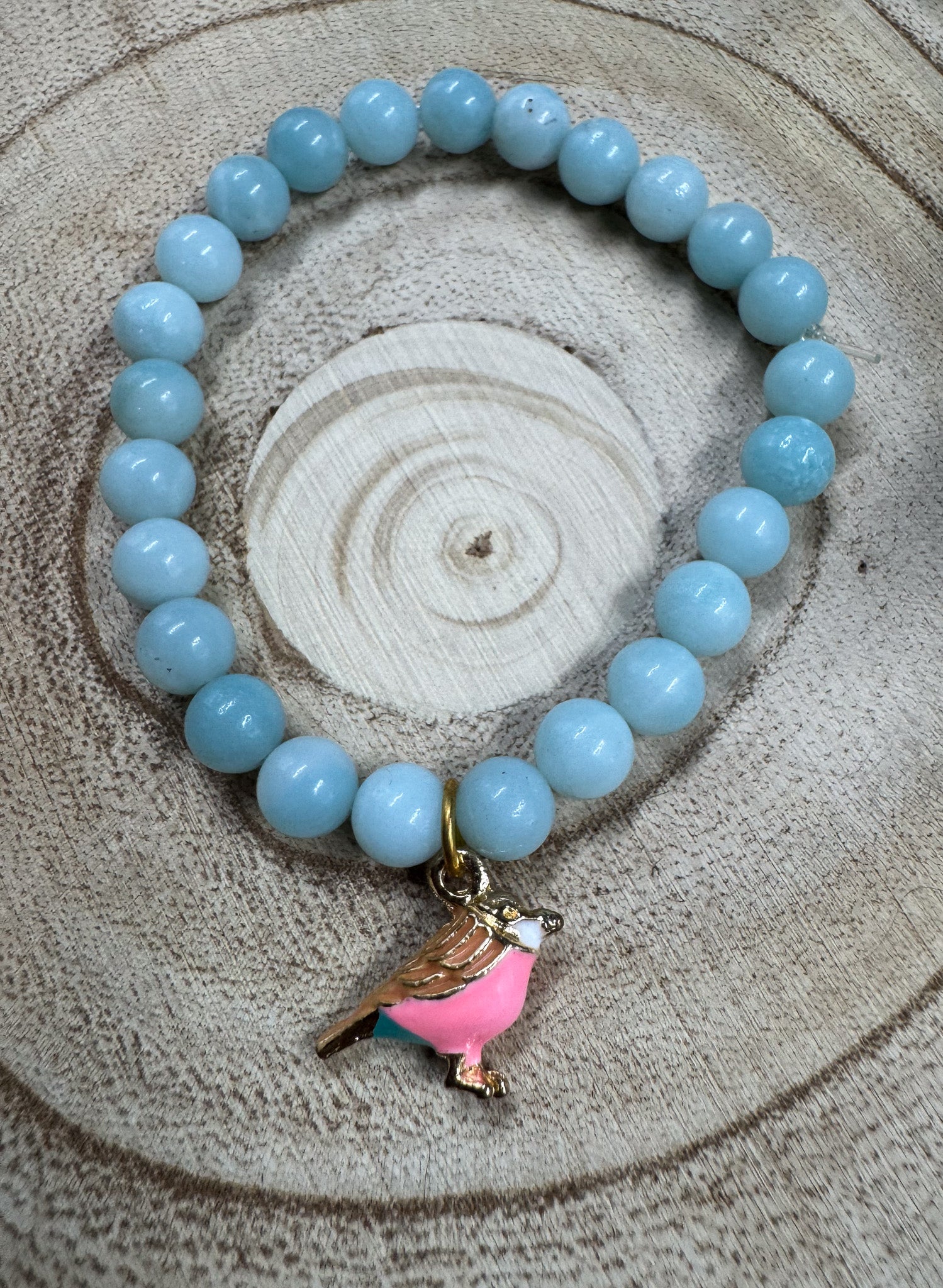 Bracelet de pierres semi-précieuses avec breloque d'oiseau rose, or, turquoise et blanc