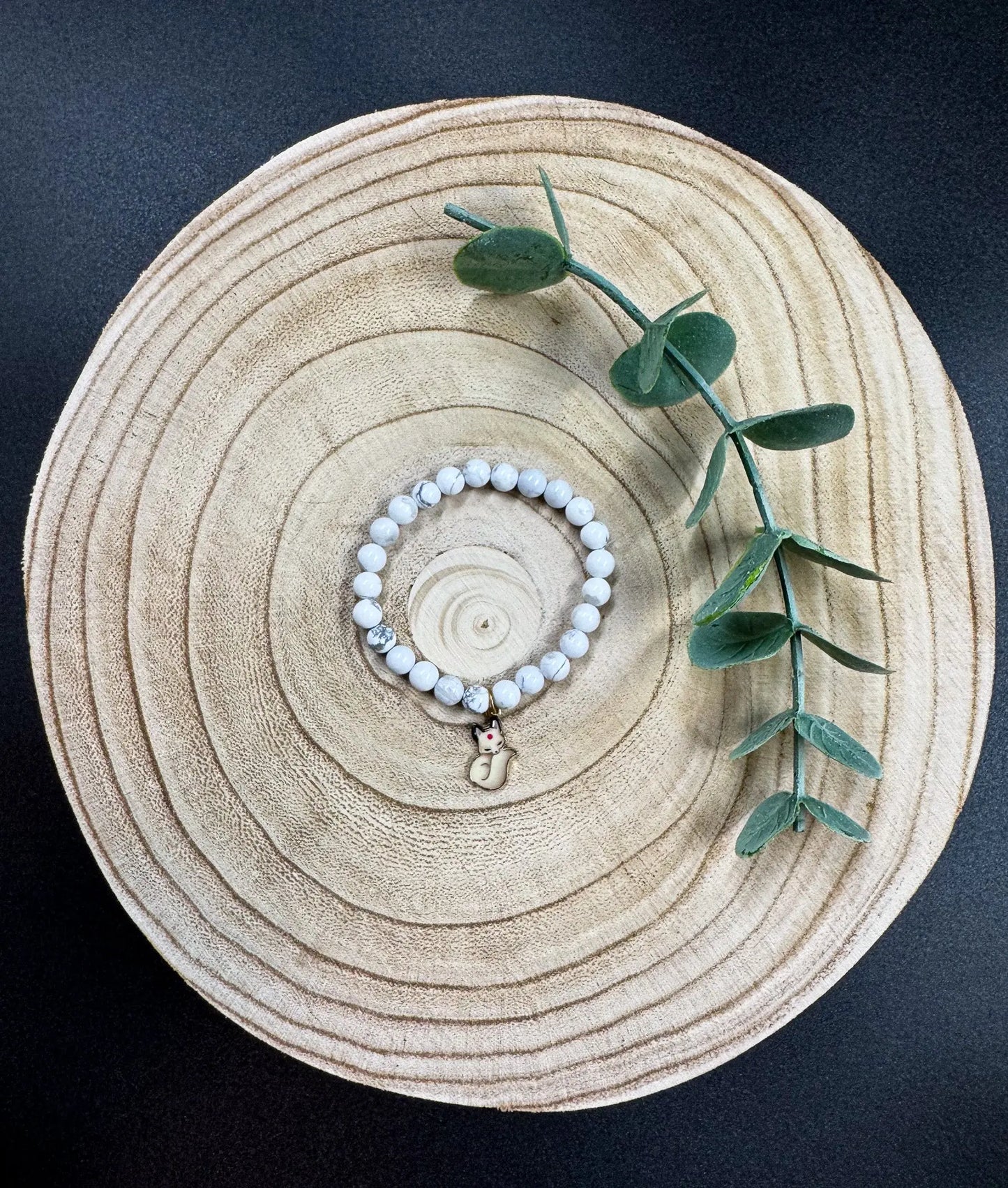 Bracelet de pierres semi-précieuses avec breloque de renard blanc Boutique Poilue & Co.