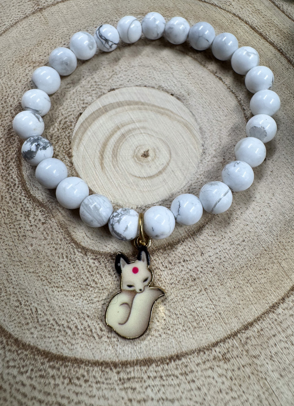 Bracelet de pierres semi-précieuses avec breloque de renard blanc