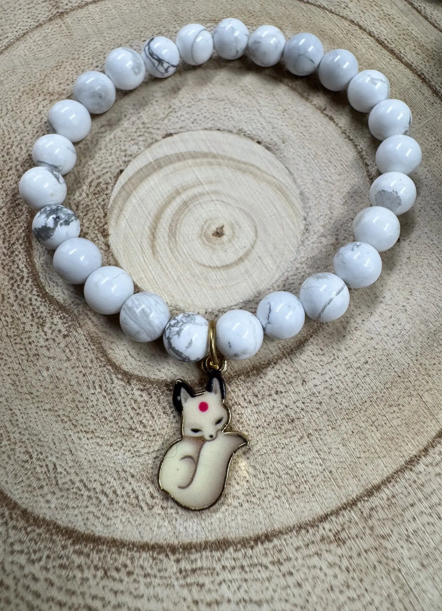 Bracelet de pierres semi-précieuses avec breloque de renard blanc Boutique Poilue & Co.