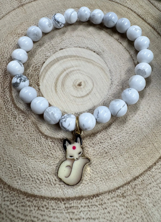 Bracelet de pierres semi-précieuses avec breloque de renard blanc Boutique Poilue & Co.