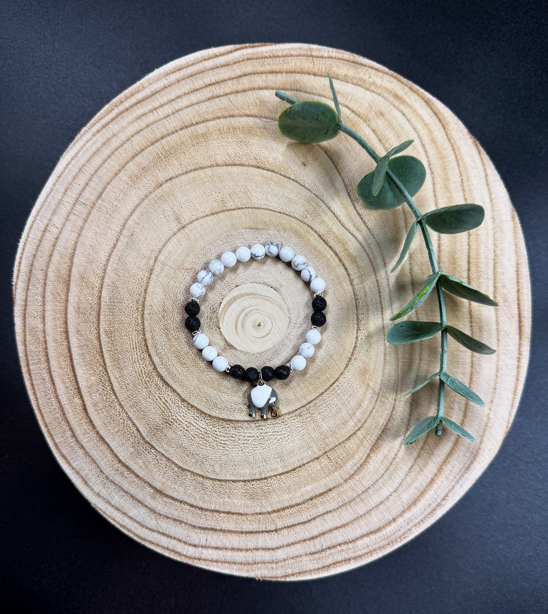 Bracelet de pierres semi-précieuses d'Howlite et de Lave noire avec une breloque d'éléphant grise et blanche Boutique Poilue & Co.