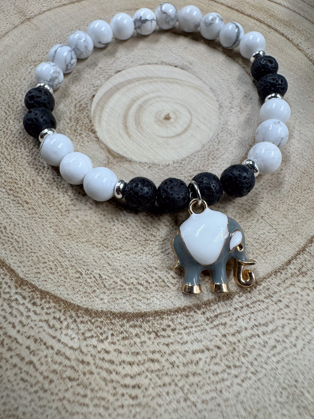 Bracelet de pierres semi-précieuses d'Howlite et de Lave noire avec une breloque d'éléphant grise et blanche