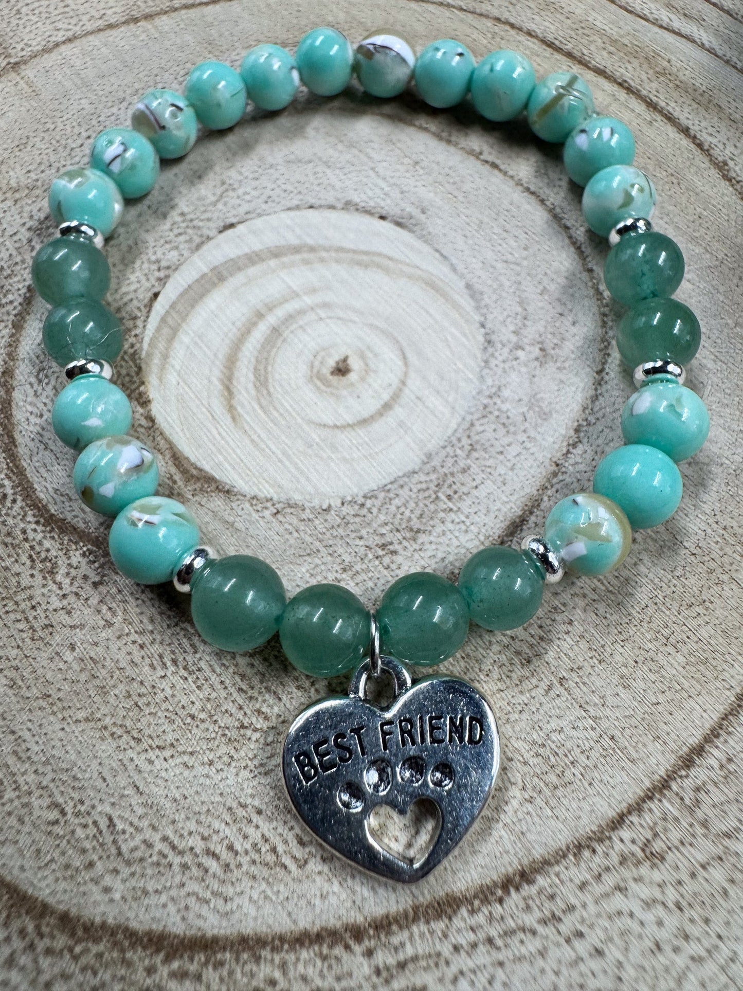 Bracelet de pierres semi-précieuses de Turquoise avec du coquillage australien et de l'Aventurine avec une breloque de coeur argenté Boutique Poilue & Co.