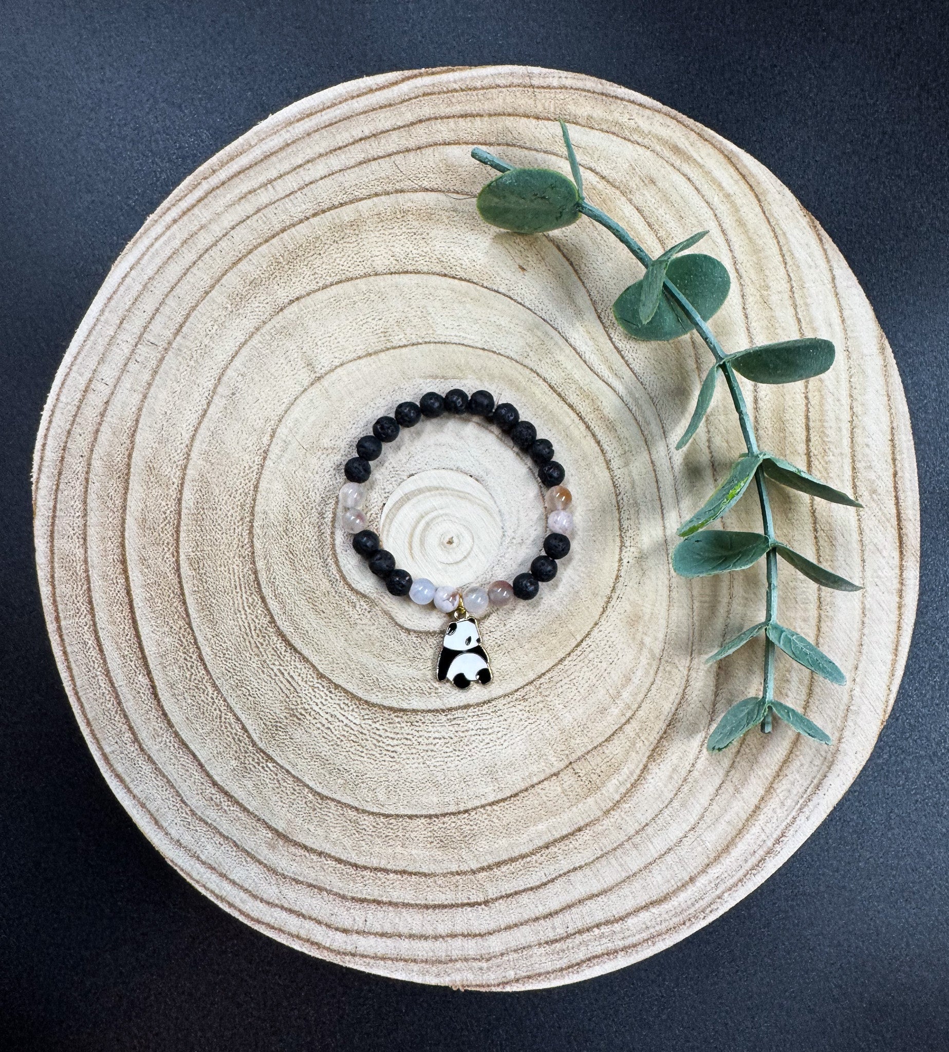 Bracelet de pierres semi-précieuses de Lave noire et d"Agate Sakura avec breloque de panda