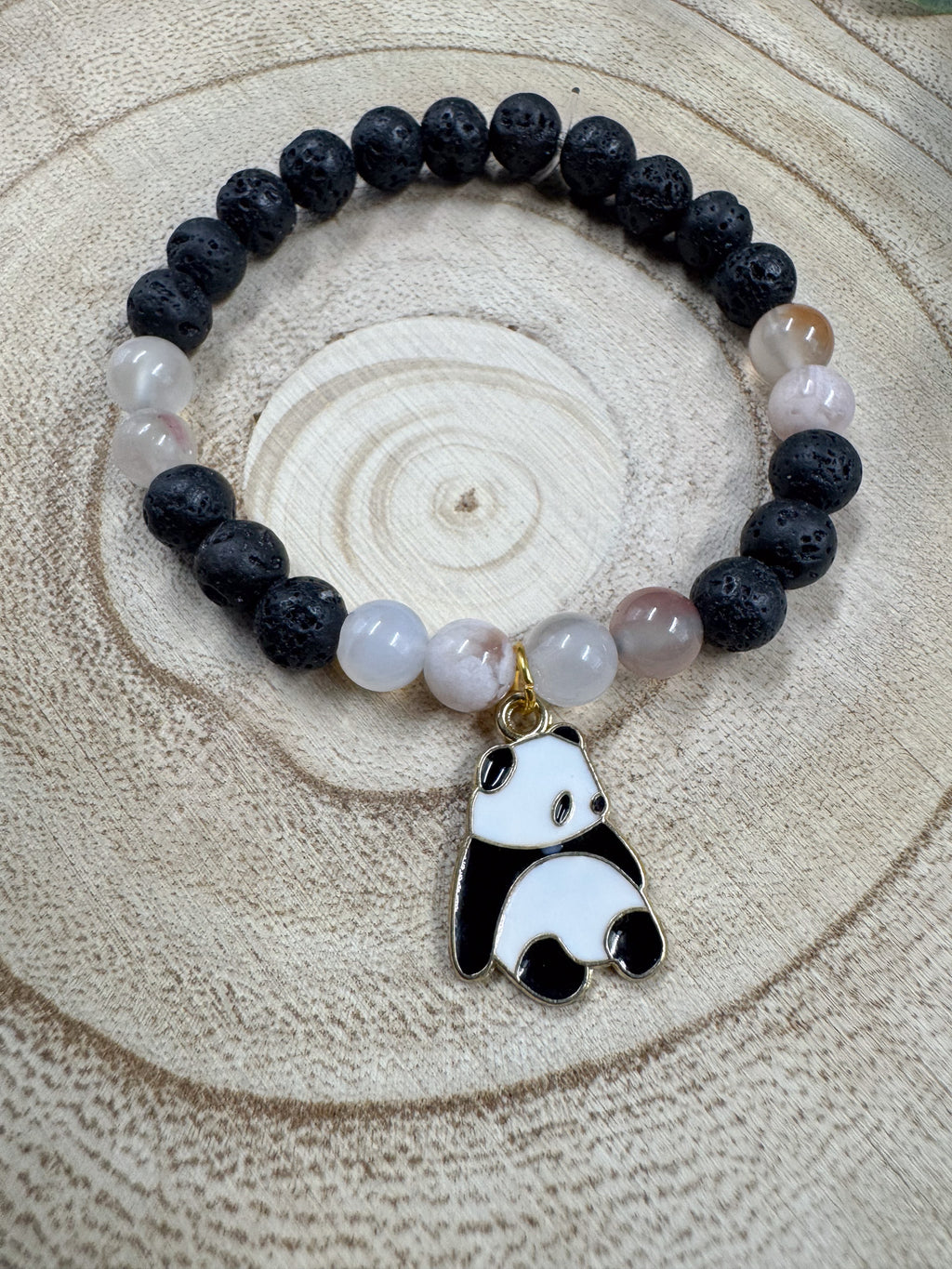 Bracelet de pierres semi-précieuses de Lave noire et d"Agate Sakura avec breloque de panda