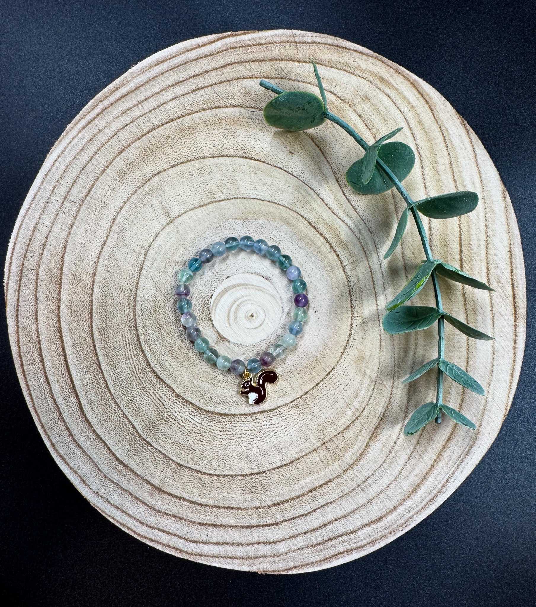 Bracelet de pierres semi-précieuses de Fluorite avec breloque d'écureuil brun