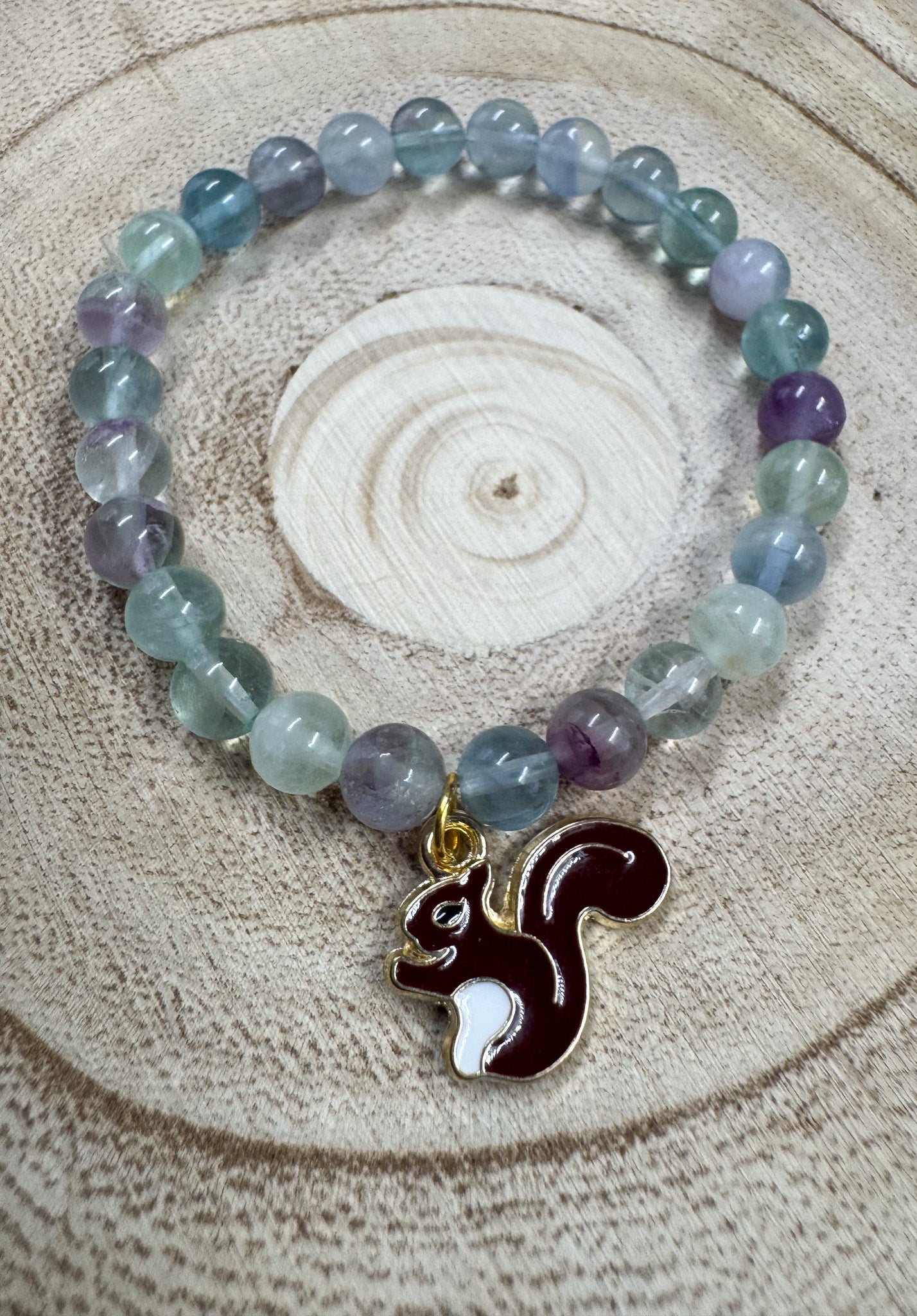 Bracelet de pierres semi-précieuses de Fluorite avec breloque d'écureuil brun
