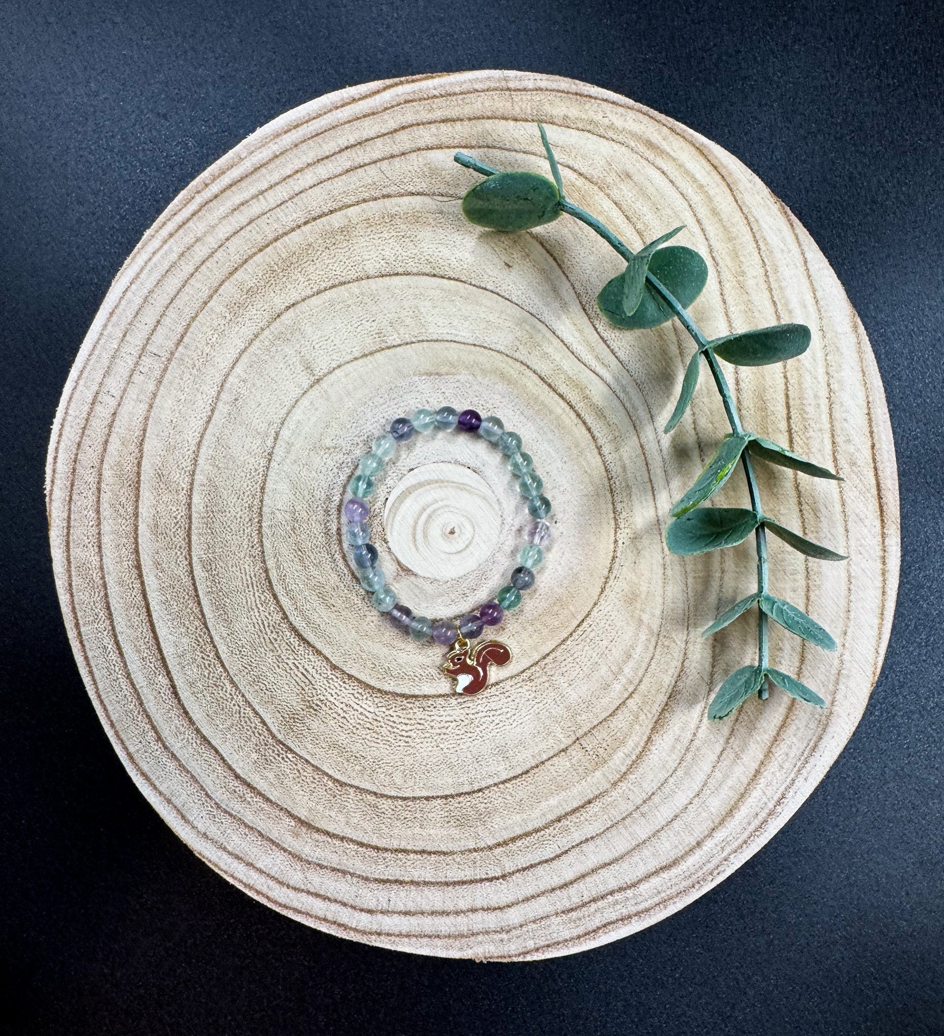 Bracelet de pierres semi-précieuses de Fluorite avec breloque d'écureuil brun moyen Boutique Poilue & Co.