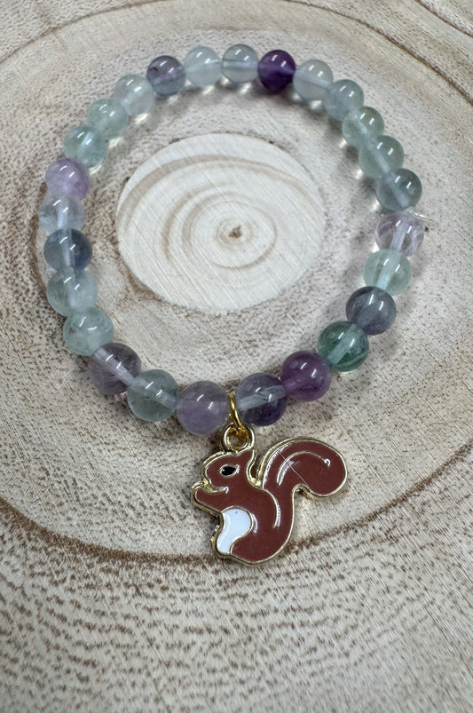 Bracelet de pierres semi-précieuses de Fluorite avec breloque d'écureuil brun moyen Boutique Poilue & Co.