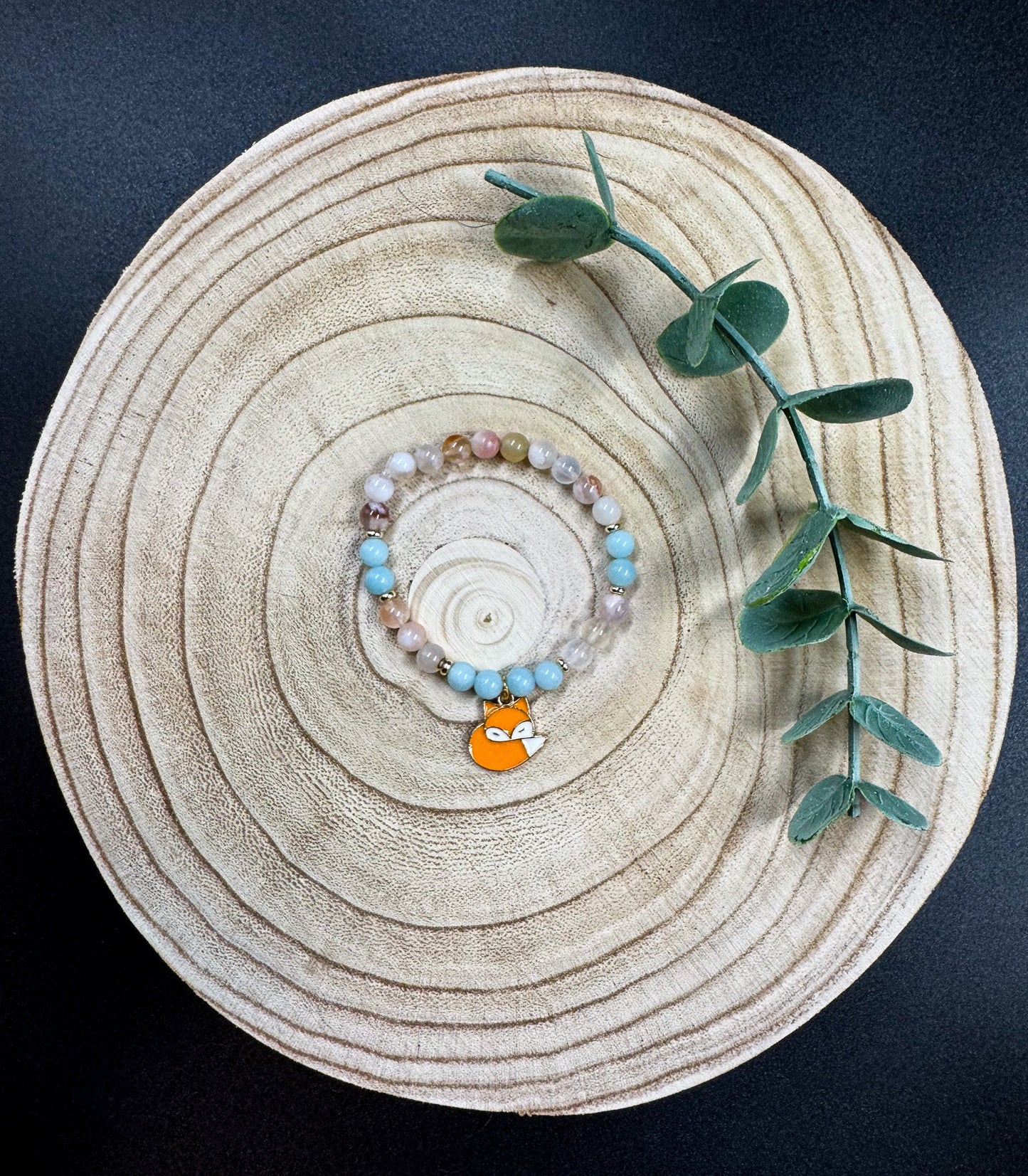 Bracelet de pierres semi-précieuse d'Agate Sakura et d'amazonite avec breloque de renard roux Boutique Poilue & Co.