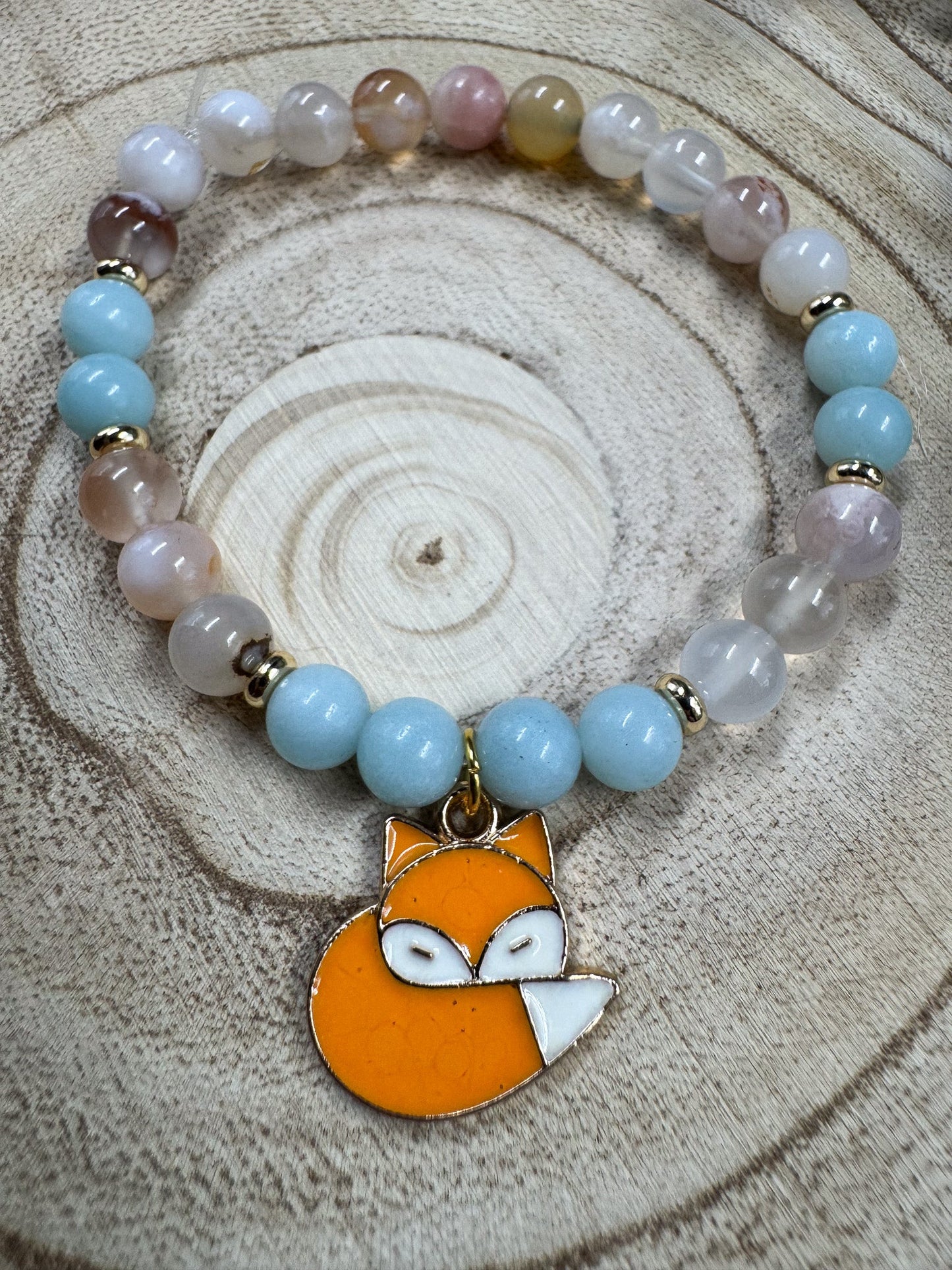Bracelet de pierres semi-précieuse d'Agate Sakura et d'amazonite avec breloque de renard roux Boutique Poilue & Co.