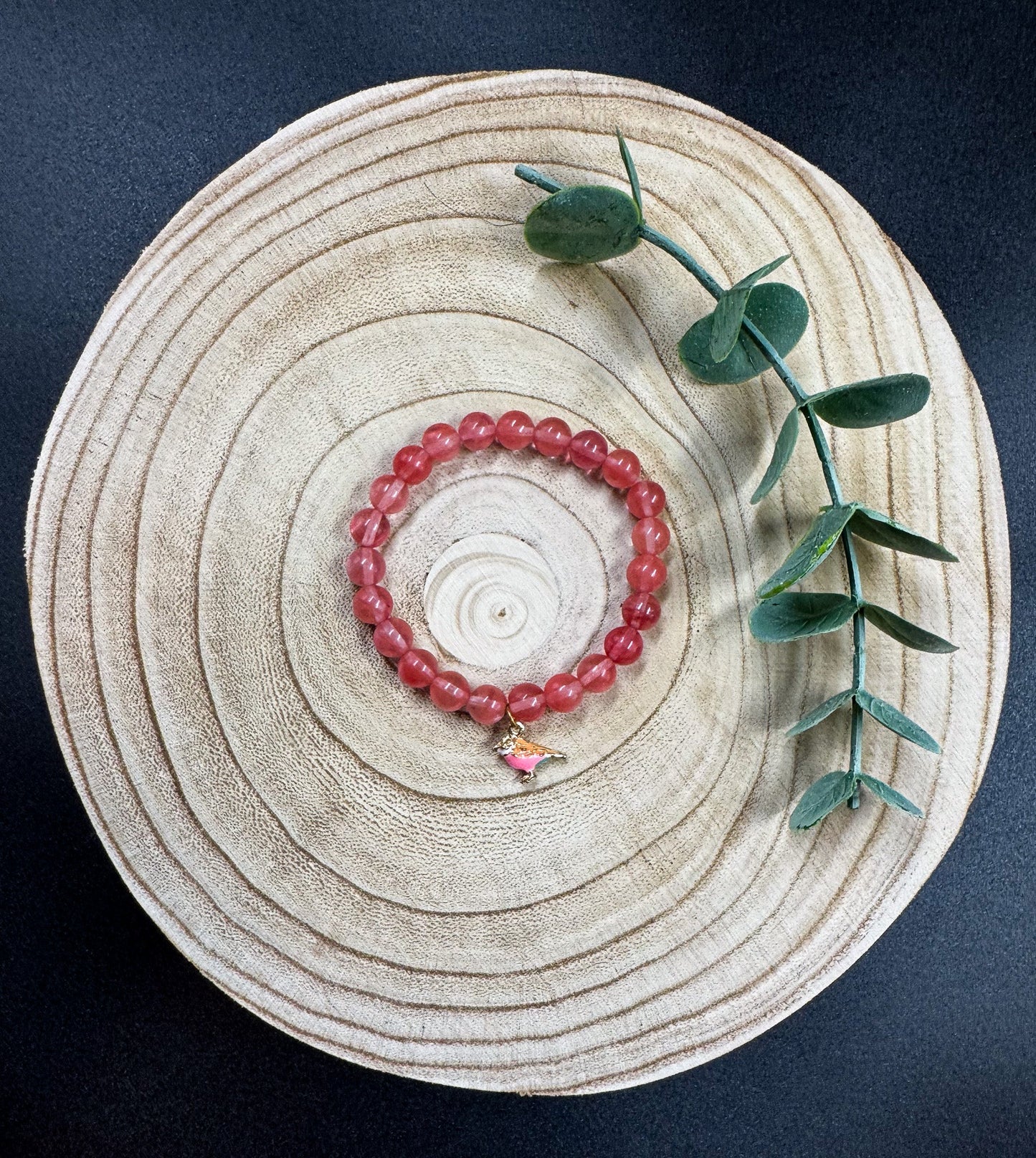 Bracelet de pierres semi-précieuses de Quartz avec une breloque d'oiseau rose Boutique Poilue & Co.