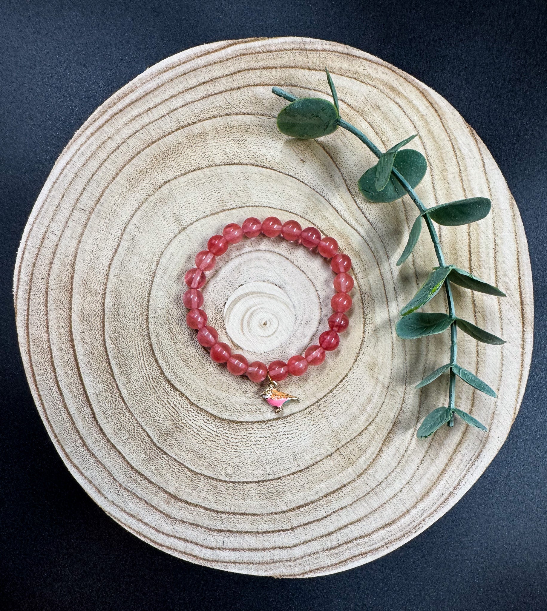 Bracelet de pierres semi-précieuses de Quartz avec une breloque d'oiseau rose Boutique Poilue & Co.