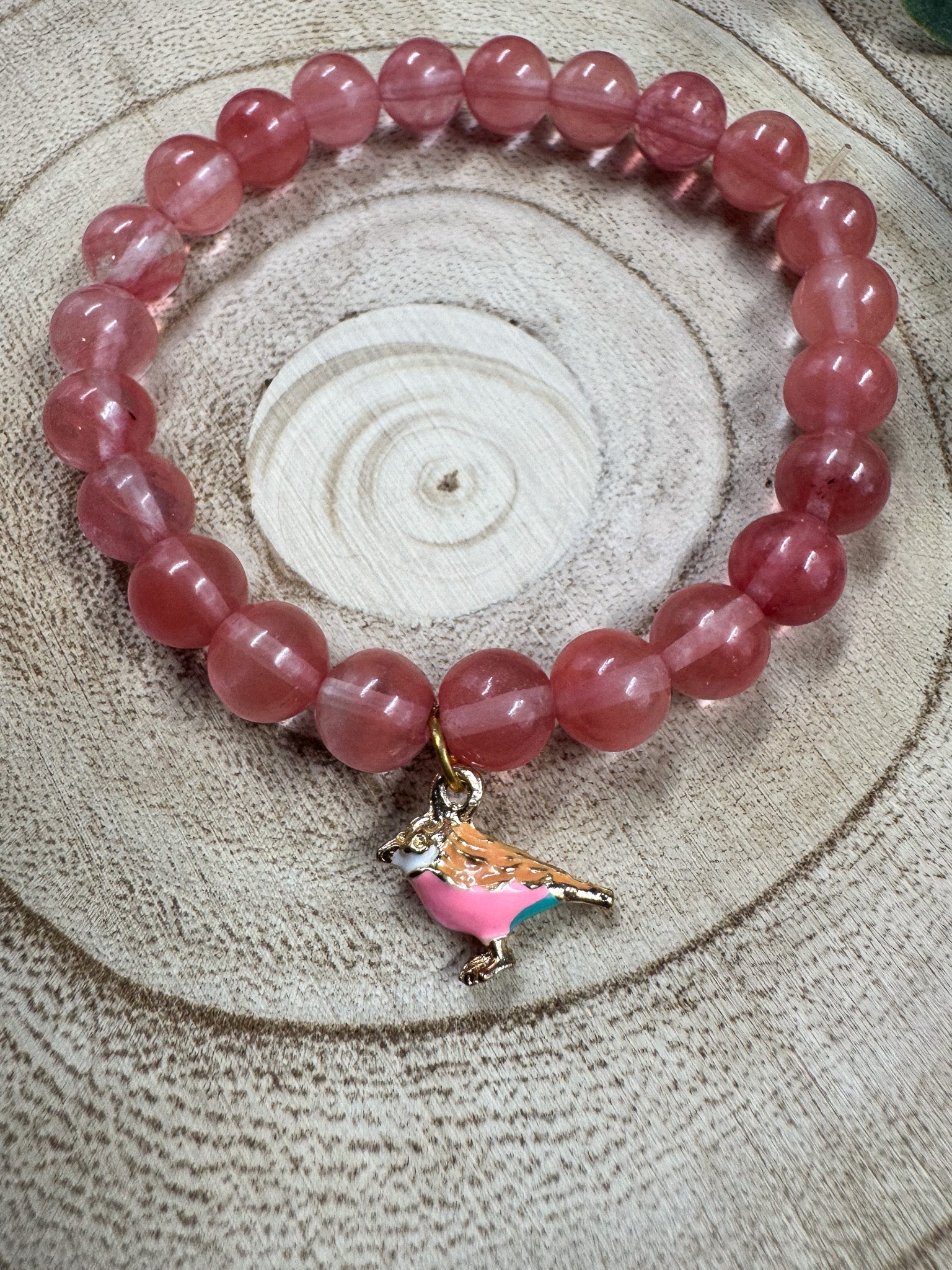 Bracelet de pierres semi-précieuses de Quartz avec une breloque d'oiseau rose Boutique Poilue & Co.