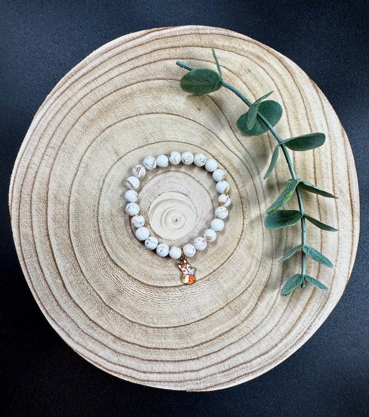 Bracelet de pierres semi-précieuses de Turquoise blanc avec breloque de renard roux Boutique Poilue & Co.