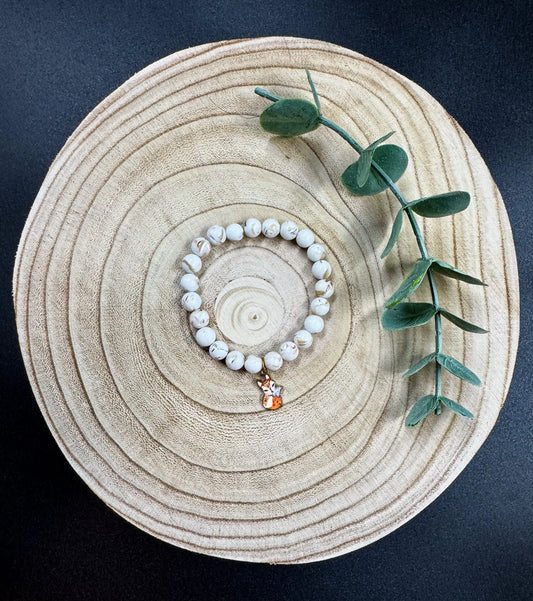 Bracelet de pierres semi-précieuses de Turquoise blanc avec breloque de renard roux Boutique Poilue & Co.