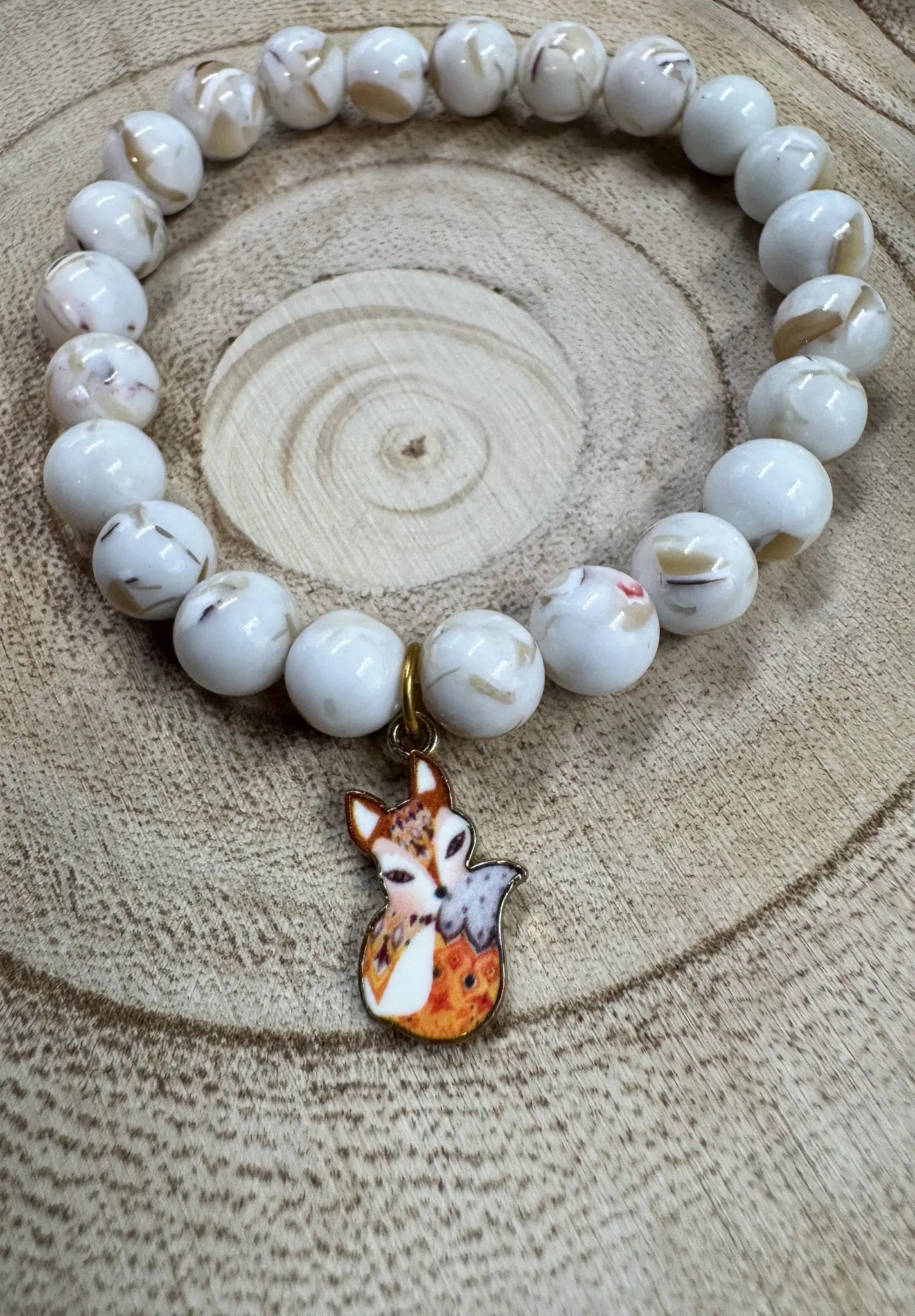 Bracelet de pierres semi-précieuses de Turquoise blanc avec breloque de renard roux Boutique Poilue & Co.