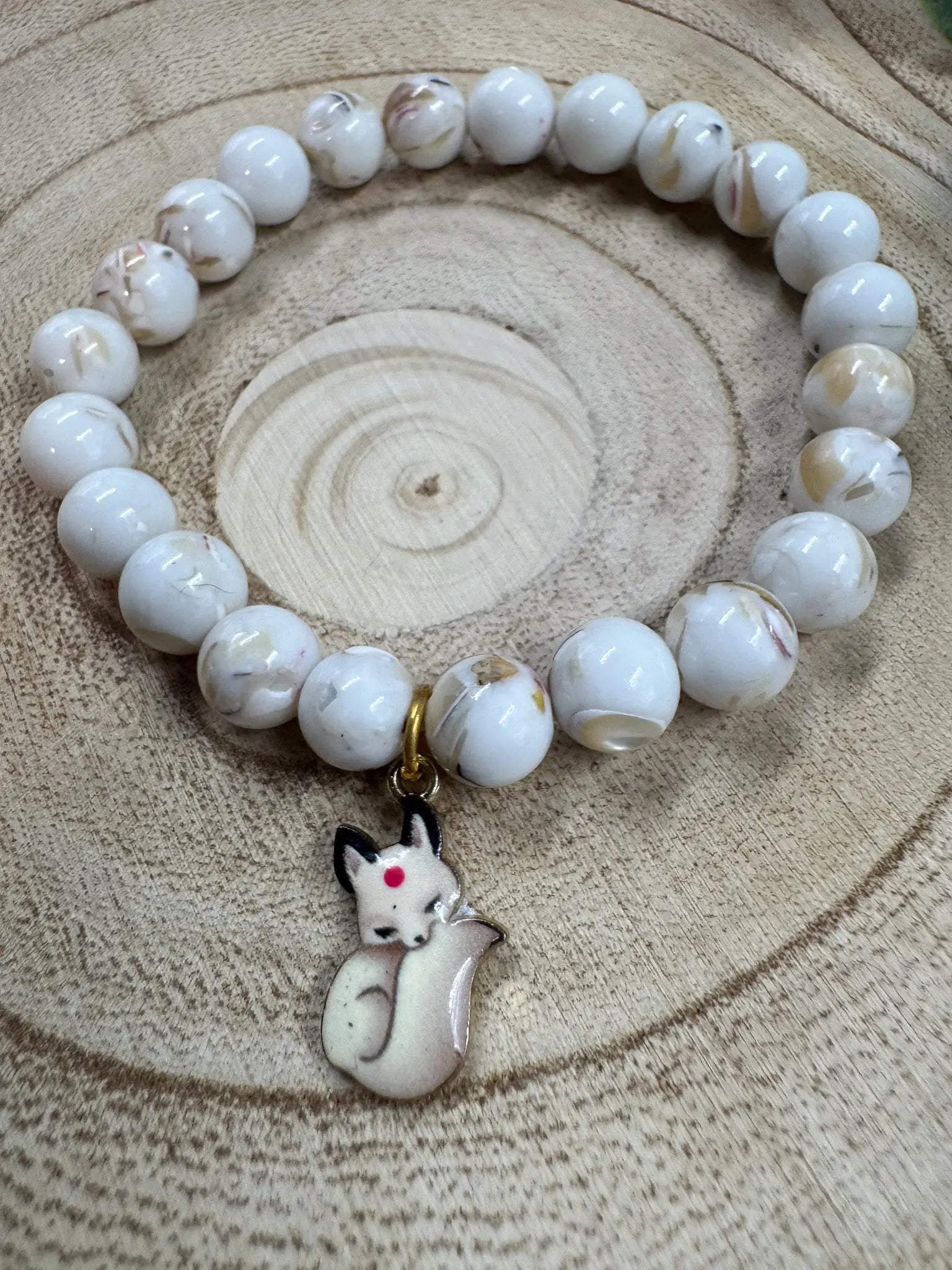 Bracelet de pierres semi-précieuses de Turquoise blanc avec breloque de rand blanc Boutique Poilue & Co.