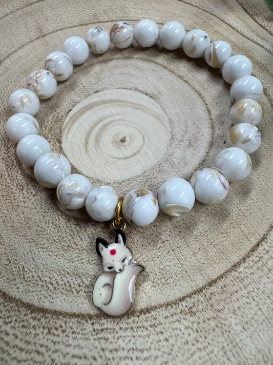 Bracelet de pierres semi-précieuses de Turquoise blanc avec breloque de rand blanc Boutique Poilue & Co.