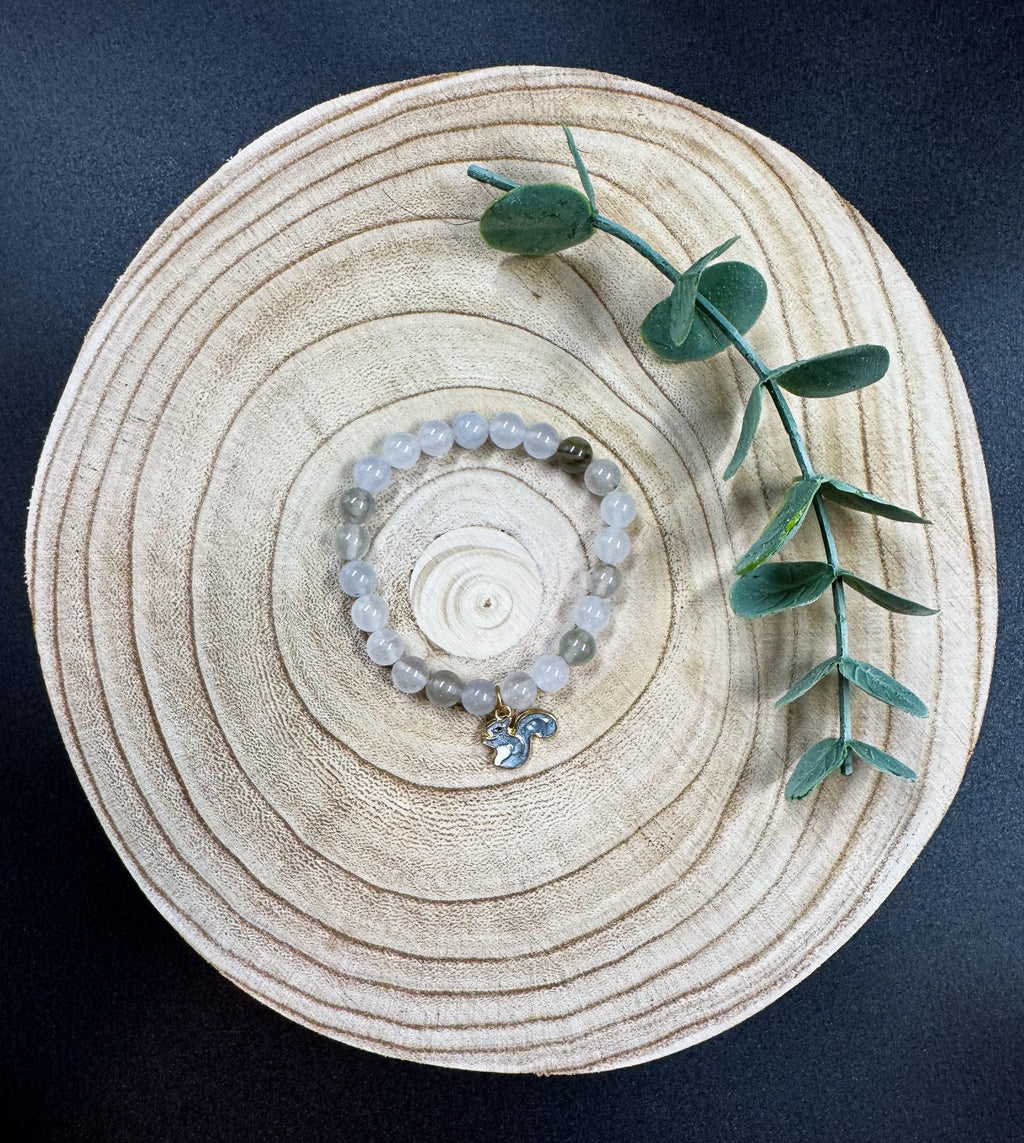 Bracelet de pierres semi-précieuses de Quartzite avec breloque d'écureuil gris