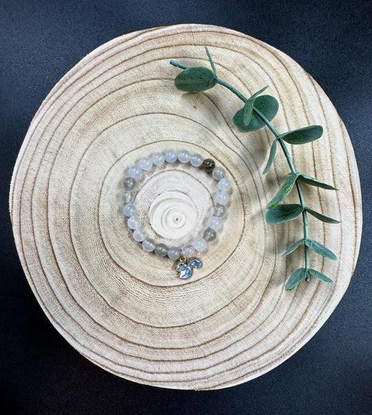 Bracelet de pierres semi-précieuses de Quartzite avec breloque d'écureuil gris Boutique Poilue & Co.
