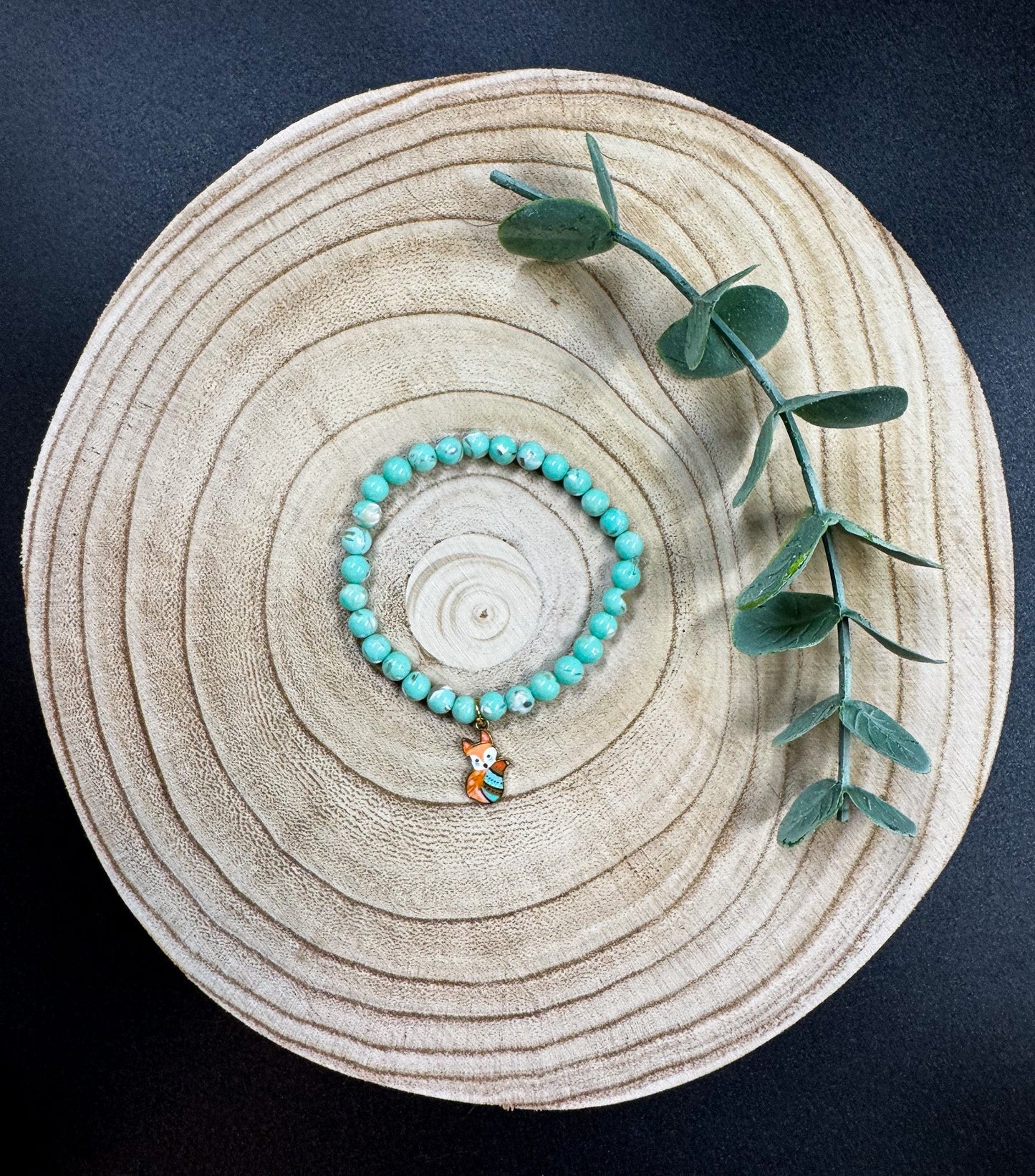 Bracelet de pierres semi-précieuses de Turquoise avec coquillage australien et une breloque de renard roux et turquoise Boutique Poilue & Co.