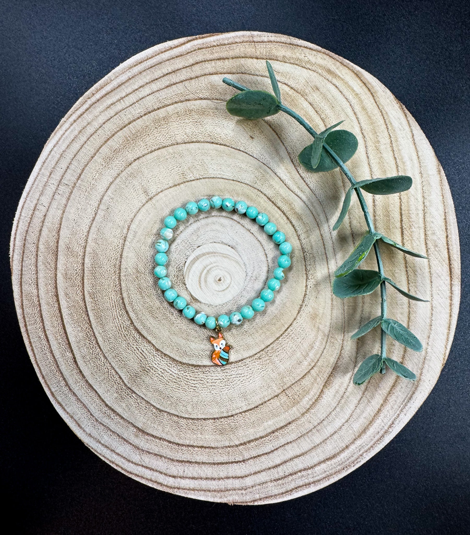 Bracelet de pierres semi-précieuses de Turquoise avec coquillage australien et une breloque de renard roux et turquoise Boutique Poilue & Co.