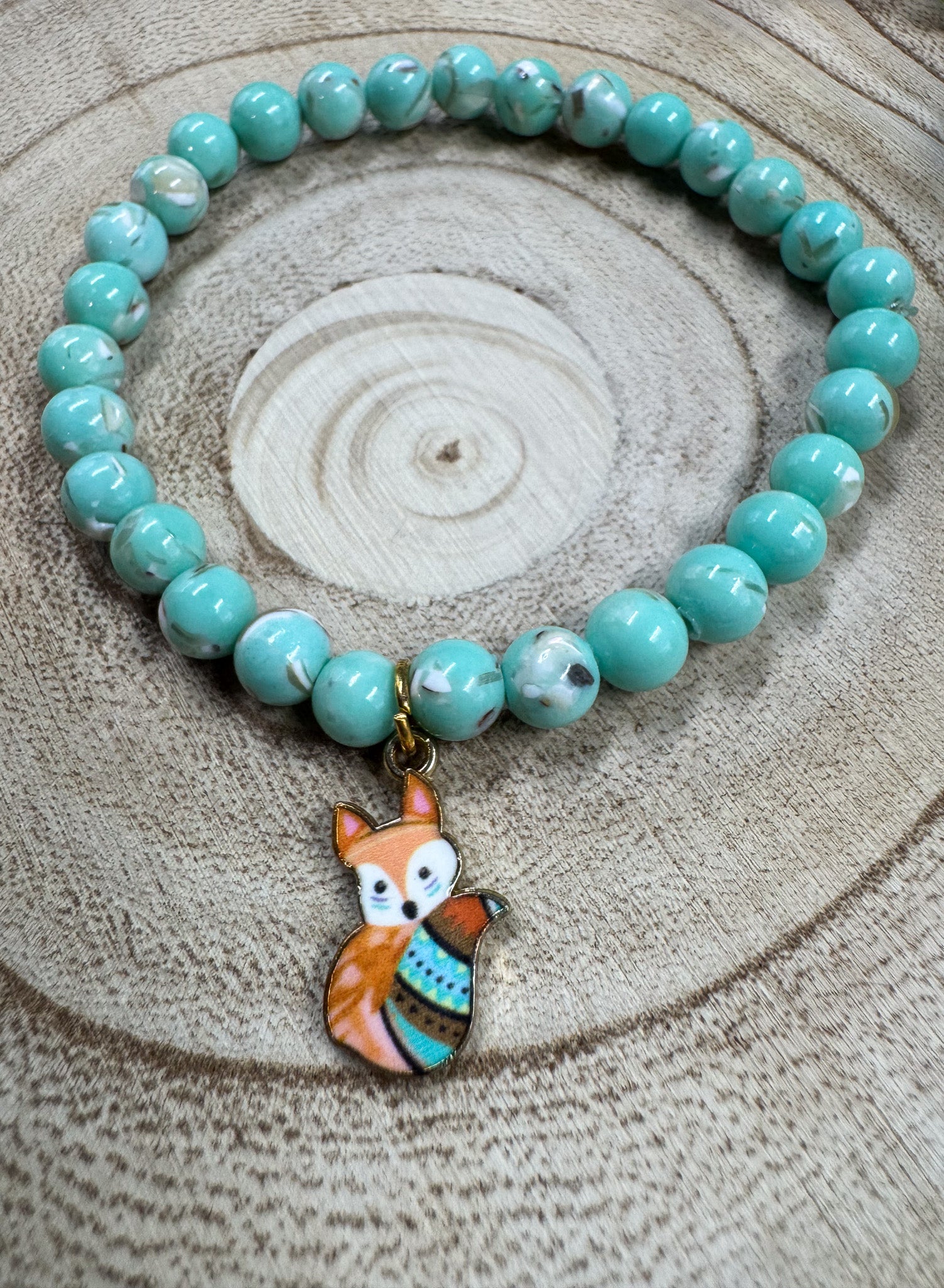 Bracelet de pierres semi-précieuses de Turquoise avec coquillage australien et une breloque de renard roux et turquoise Boutique Poilue & Co.