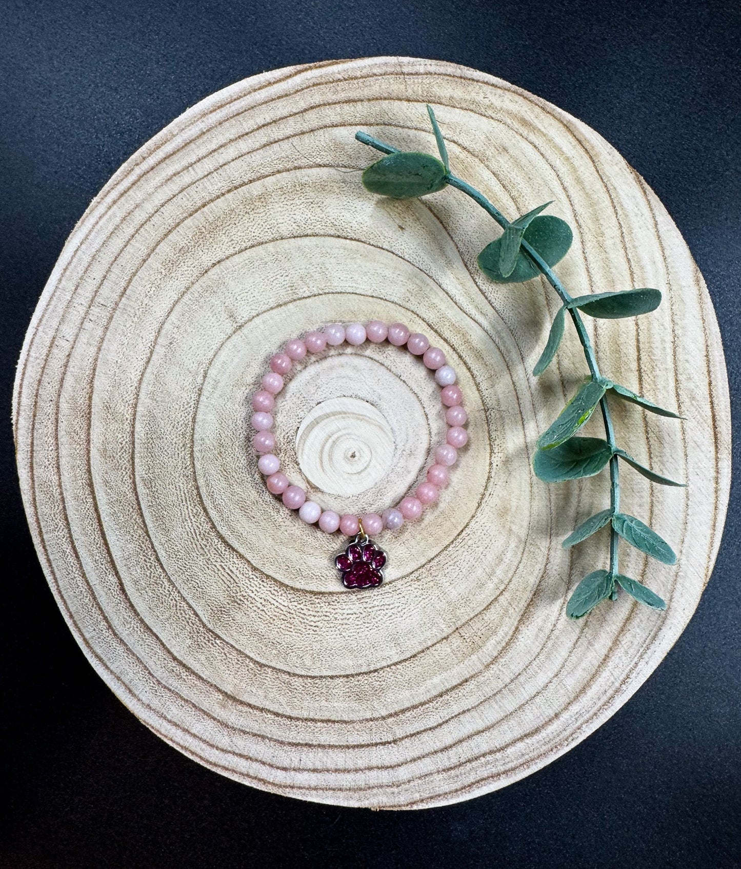 Bracelet de pierres semi-précieuses d'Opale avec une breloque de patte rose Boutique Poilue & Co.