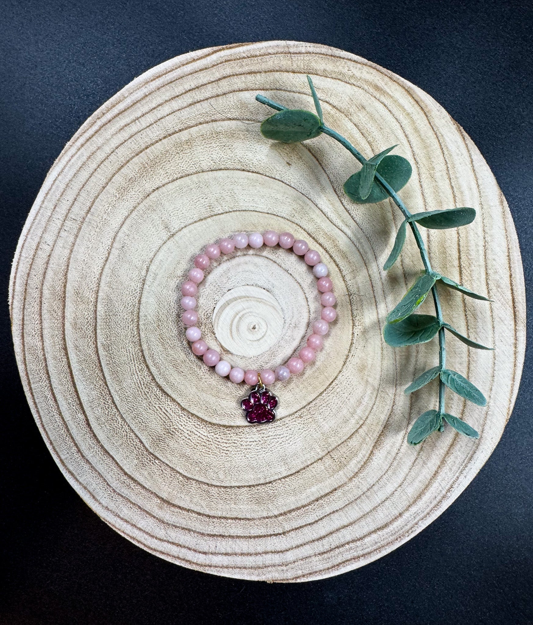Bracelet de pierres semi-précieuses d'Opale avec une breloque de patte rose Boutique Poilue & Co.