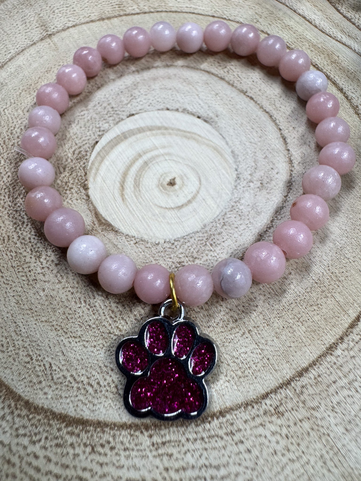 Bracelet de pierres semi-précieuses d'Opale avec une breloque de patte rose Boutique Poilue & Co.