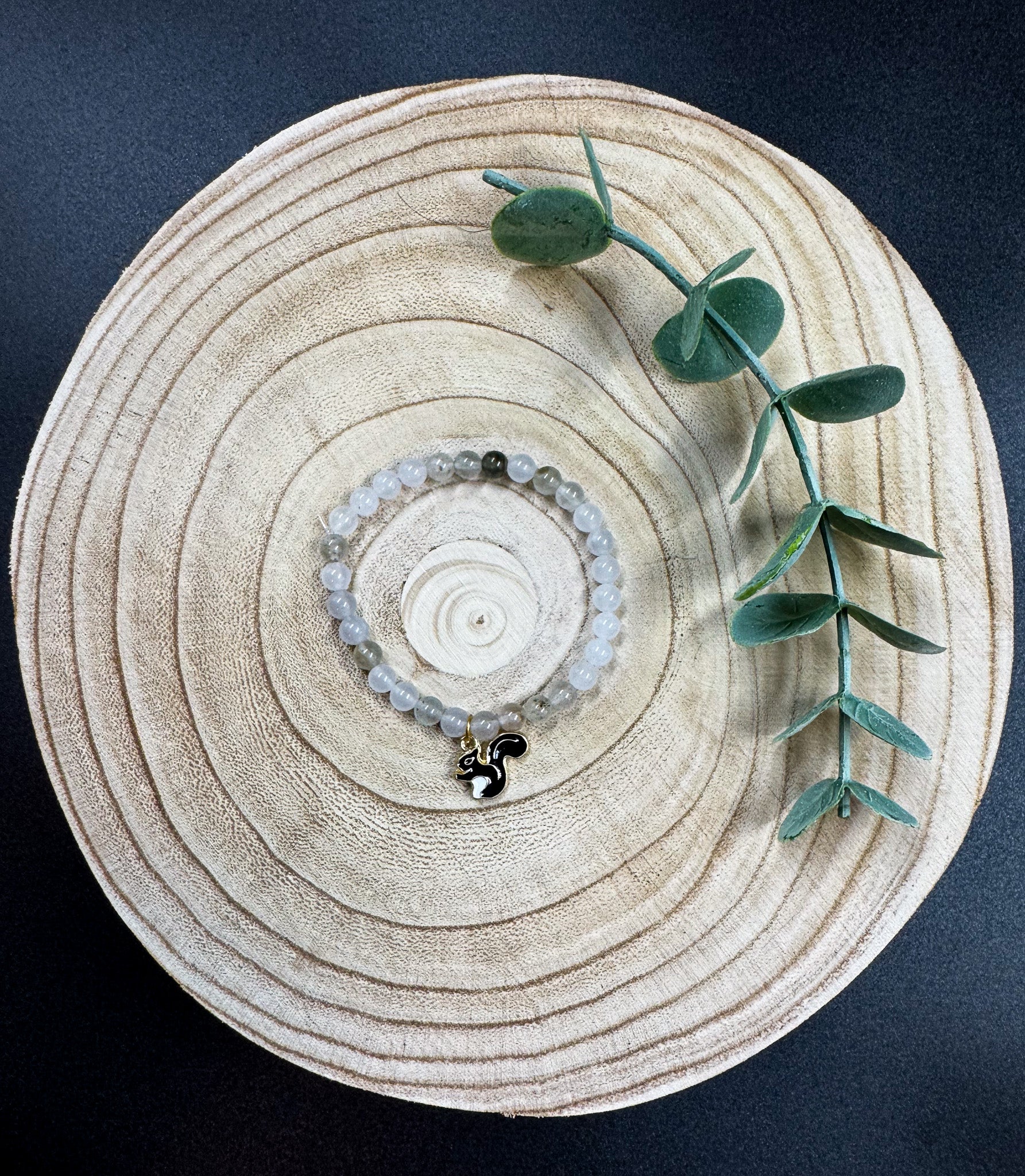 Bracelet en pierres semi-précieuses de Quartzite avec breloque d'écureuil noir