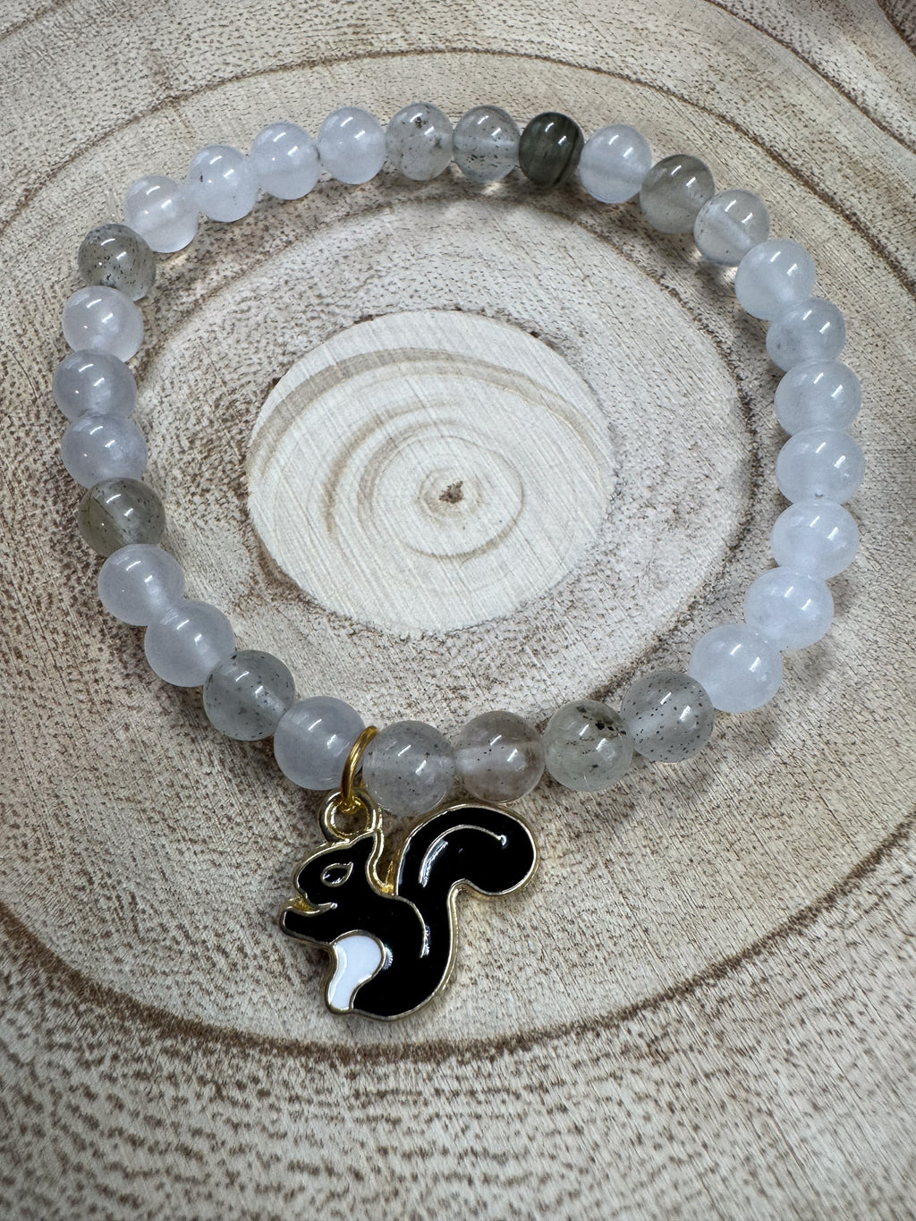 Bracelet en pierres semi-précieuses de Quartzite avec breloque d'écureuil noir