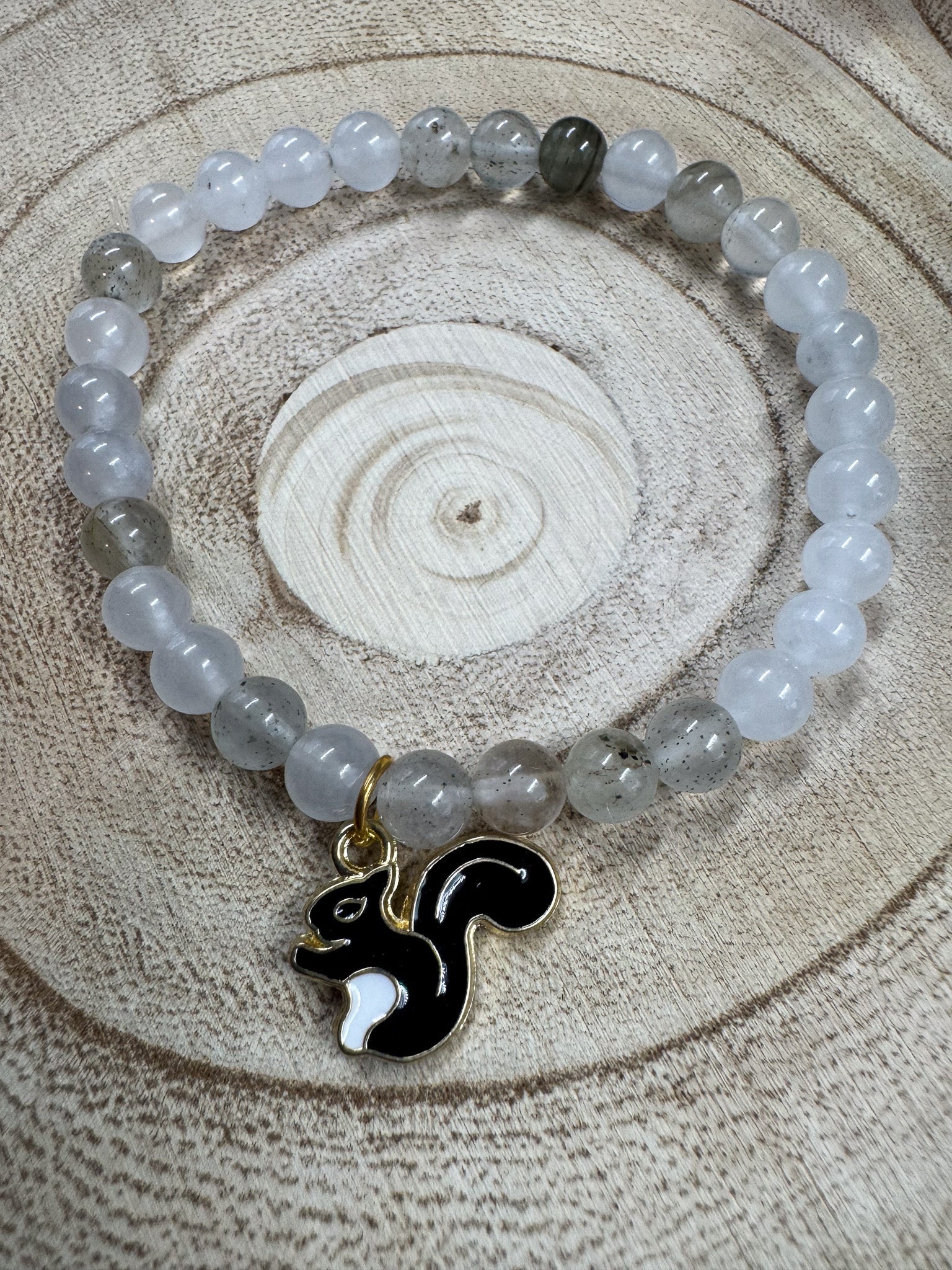 Bracelet de pierres semi-précieuses de Quartzite avec breloque d'écureuil noir Boutique Poilue & Co.