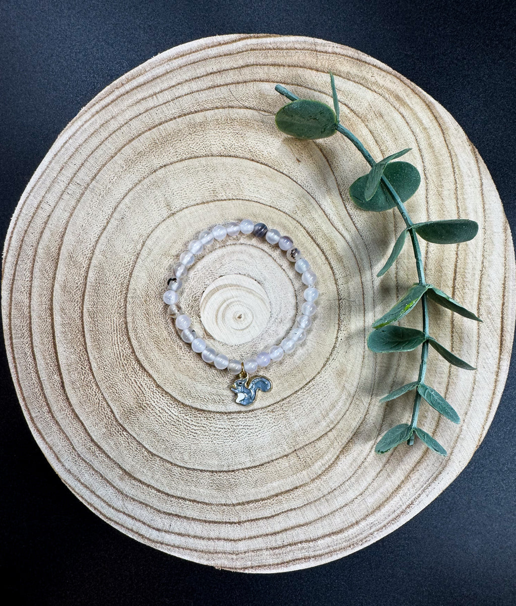 Bracelet de pierres semi-précieuses d'Agate avec breloque d'écureuil gris