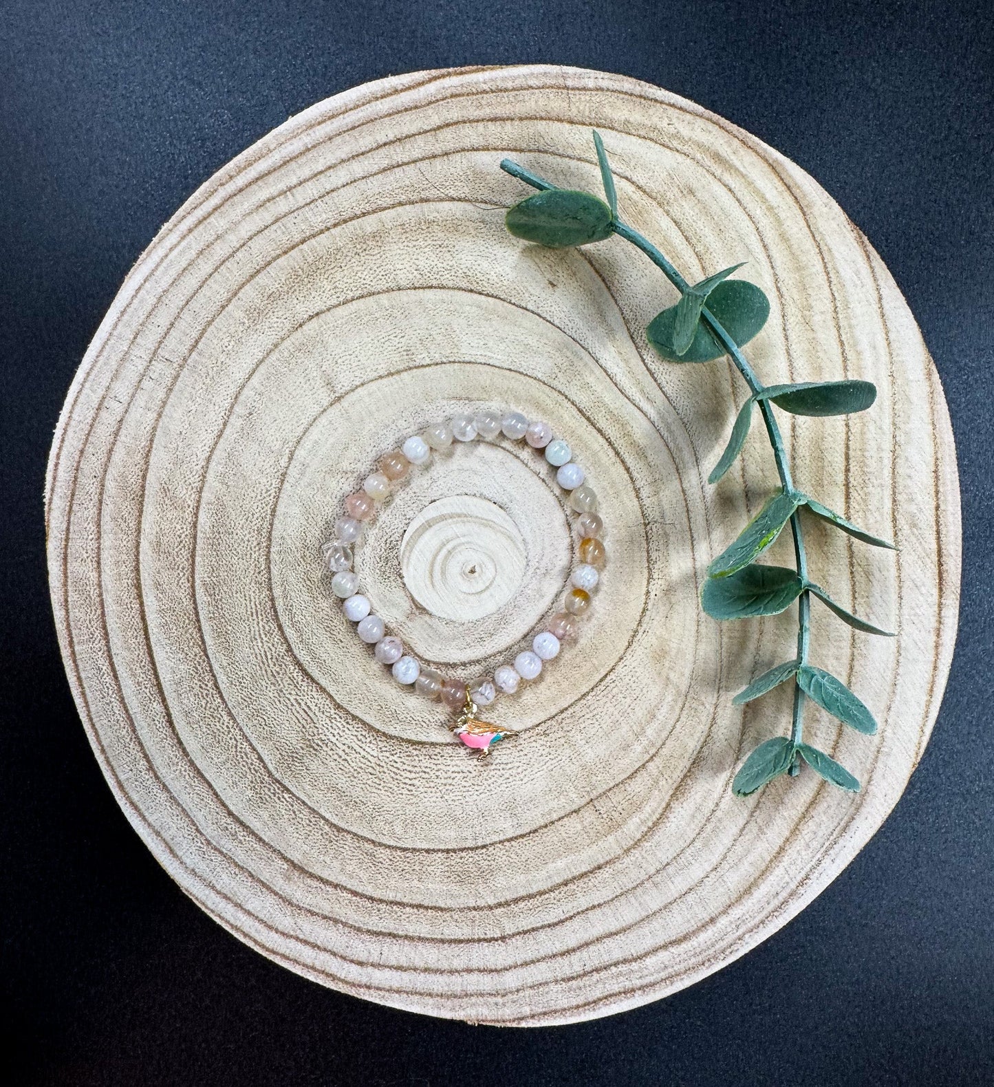 Bracelet de pierres semi-précieuses d'Agate Sakura avec breloque d'oiseau rose Boutique Poilue & Co.
