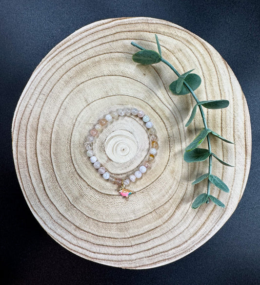 Bracelet de pierres semi-précieuses d'Agate Sakura avec breloque d'oiseau rose Boutique Poilue & Co.