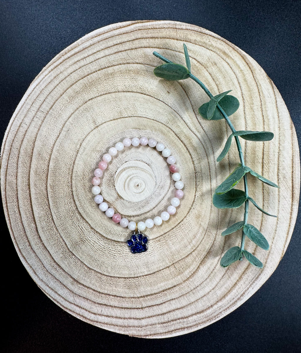 Bracelet de pierres semi-précieuses d'opale rose avec breloque de patte d'animal bleu brillant