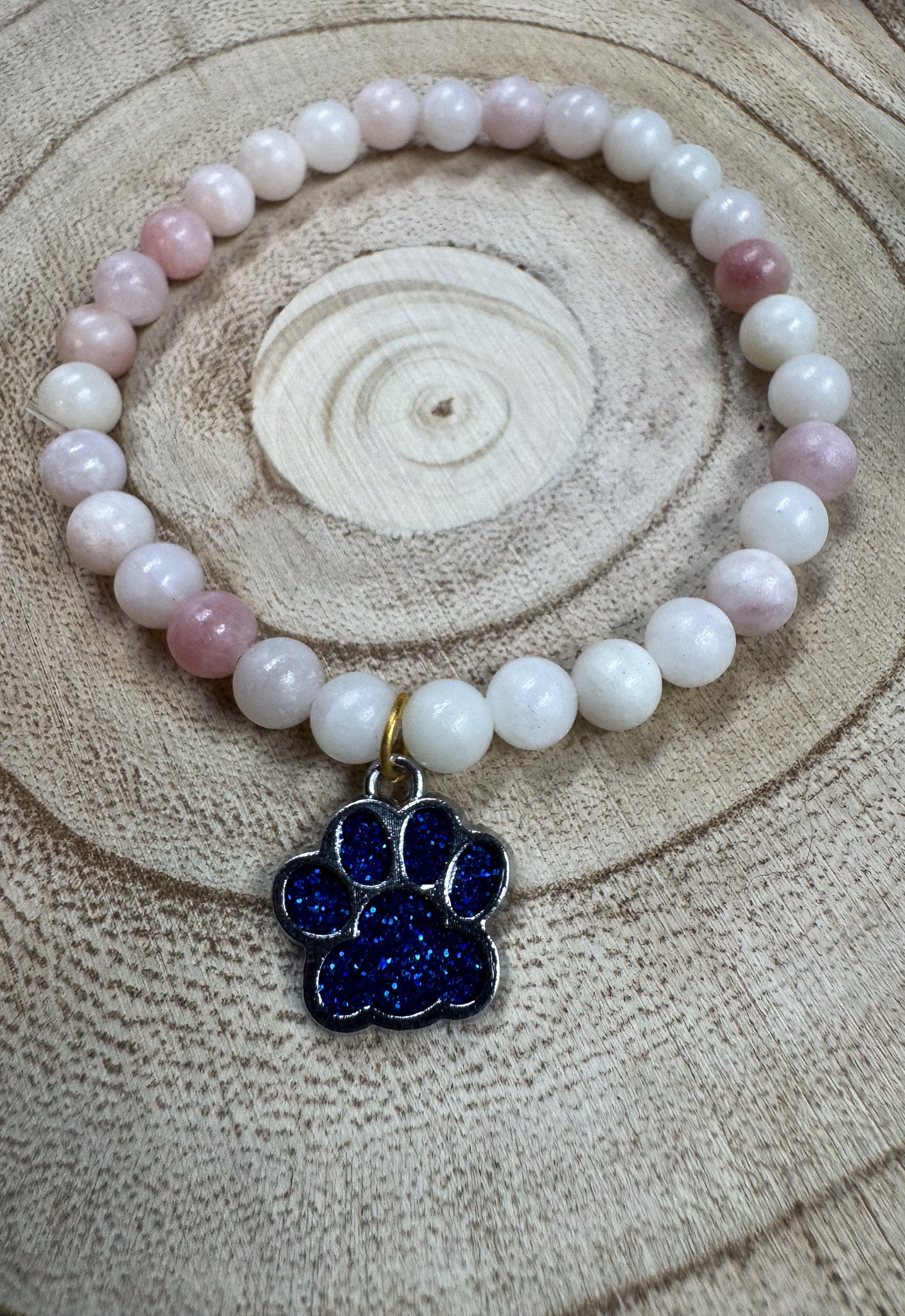 Bracelet de pierres semi-précieuses d'opale rose avec breloque de patte d'animal bleu brillant