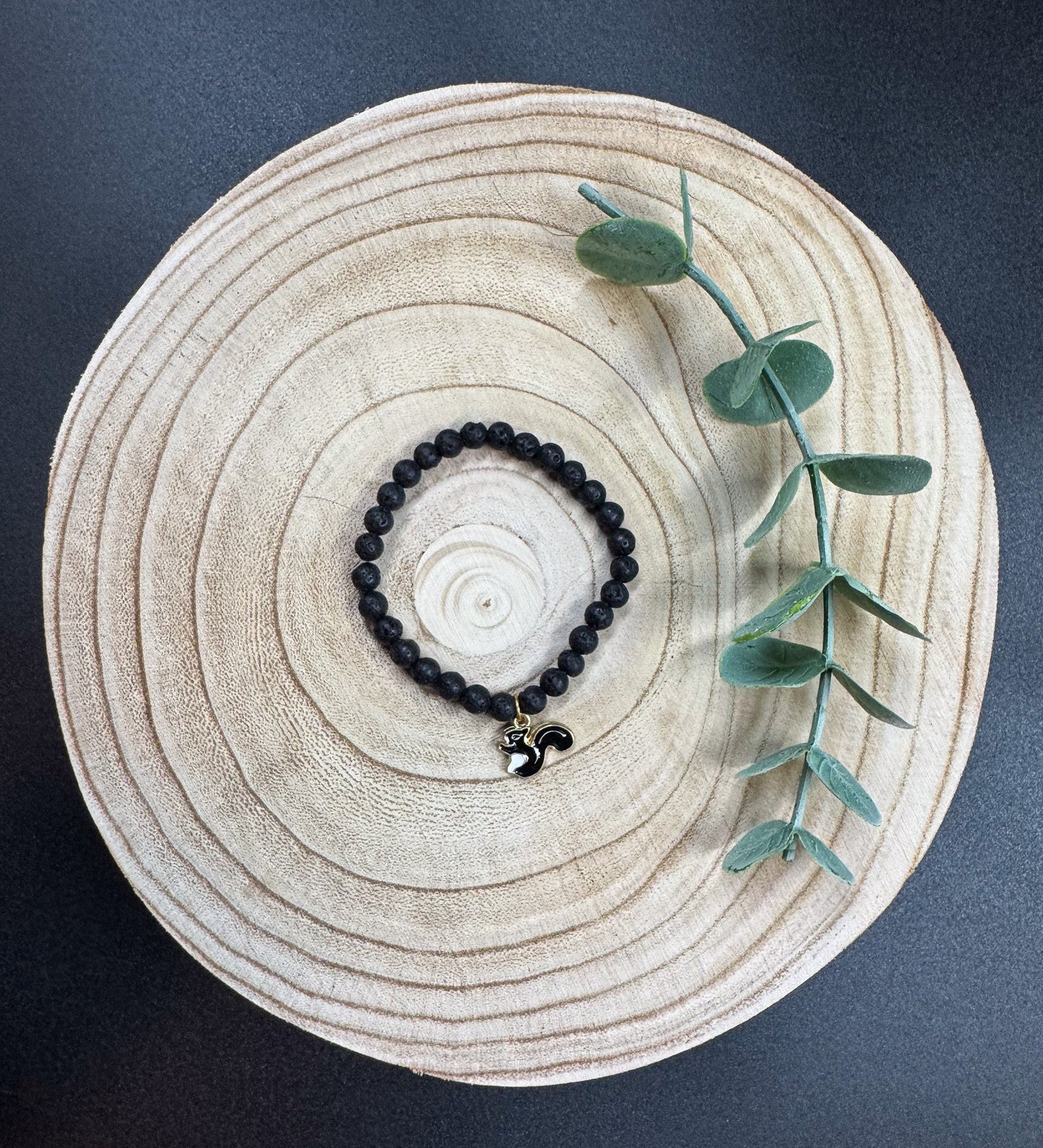 Bracelet de pierres semi-précieuses de Lave noire avec breloque d'écureuil noir Boutique Poilue & Co.