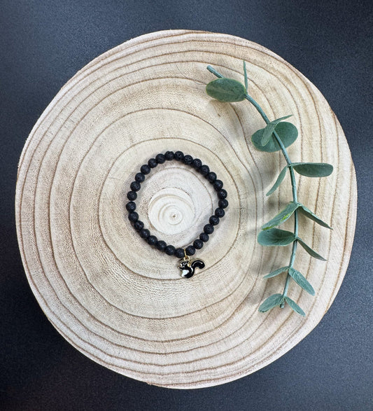 Bracelet de pierres semi-précieuses de Lave noire avec breloque d'écureuil noir Boutique Poilue & Co.