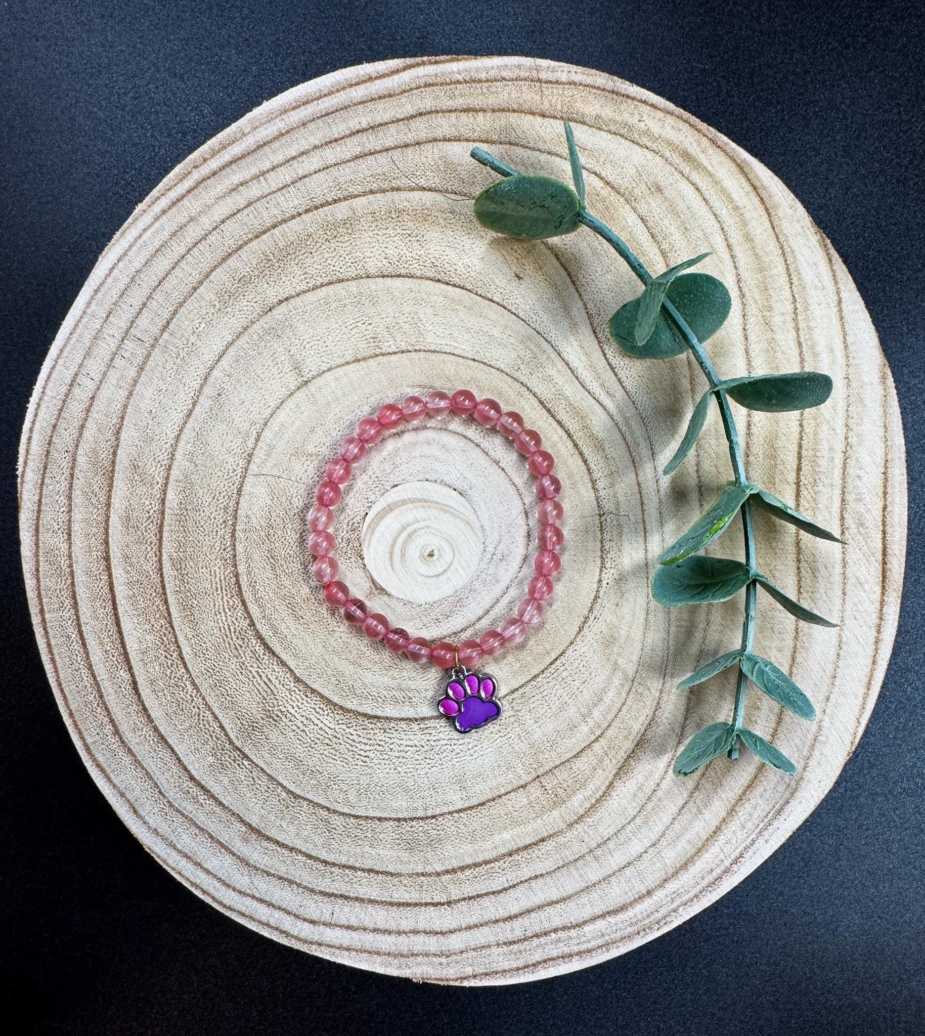 Bracelet de pierres semi-précieuses de Quartz avec breloque de patte d'animal rose et mauve Boutique Poilue & Co.